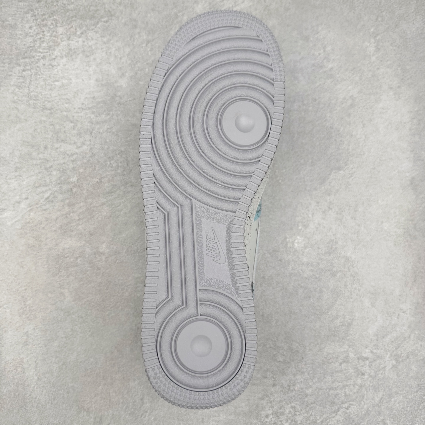 图片[9]-NK Air Force 1´07 Low 空军一号低帮百搭休闲运动板鞋 CW1888-006 柔软、弹性十足的缓震性能和出色的中底设计 横跨复古与现代的外型结合 造就出风靡全球 三十多年的Force 1 直到今天还深受青睐 实拍调校N版已经零色差零失真 百分百还原实物色彩所见即所得 不存在货不对板色差等低级问题 选购参考实物拍摄 不混卖不参货 只用心做好货严格选品 承诺混一赔十 尺码：36 36.5 37.5 38 38.5 39 40 40.5 41 42 42.5 43 44 44.5 45-选品中心