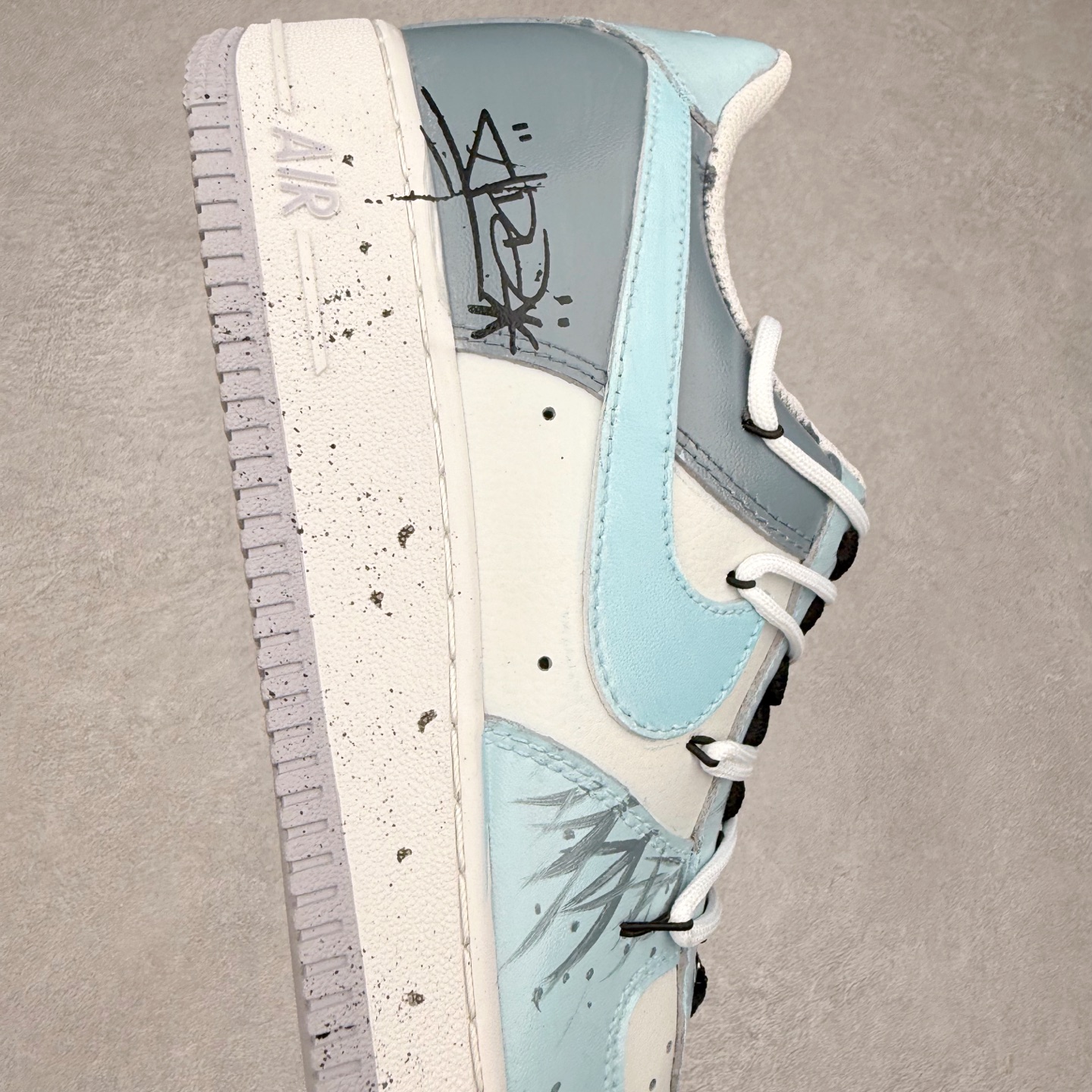 图片[6]-NK Air Force 1´07 Low 空军一号低帮百搭休闲运动板鞋 CW1888-006 柔软、弹性十足的缓震性能和出色的中底设计 横跨复古与现代的外型结合 造就出风靡全球 三十多年的Force 1 直到今天还深受青睐 实拍调校N版已经零色差零失真 百分百还原实物色彩所见即所得 不存在货不对板色差等低级问题 选购参考实物拍摄 不混卖不参货 只用心做好货严格选品 承诺混一赔十 尺码：36 36.5 37.5 38 38.5 39 40 40.5 41 42 42.5 43 44 44.5 45-选品中心