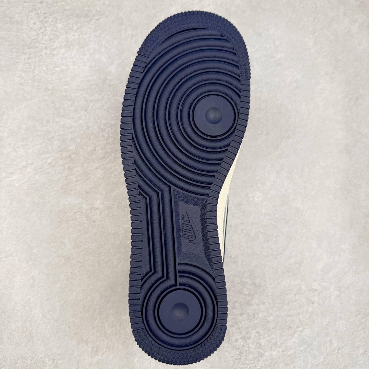 图片[9]-NK Air Force 1´07 Low 空军一号低帮百搭休闲运动板鞋 SM6668-112 柔软、弹性十足的缓震性能和出色的中底设计 横跨复古与现代的外型结合 造就出风靡全球 三十多年的Force 1 直到今天还深受青睐 实拍调校N版已经零色差零失真 百分百还原实物色彩所见即所得 不存在货不对板色差等低级问题 选购参考实物拍摄 不混卖不参货 只用心做好货严格选品 承诺混一赔十 尺码：36 36.5 37.5 38 38.5 39 40 40.5 41 42 42.5 43 44 44.5 45-选品中心