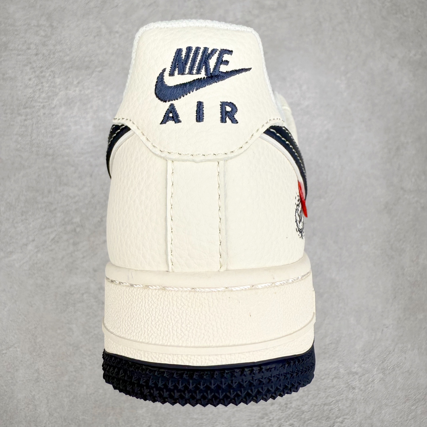 图片[8]-NK Air Force 1´07 Low 空军一号低帮百搭休闲运动板鞋 SM6668-112 柔软、弹性十足的缓震性能和出色的中底设计 横跨复古与现代的外型结合 造就出风靡全球 三十多年的Force 1 直到今天还深受青睐 实拍调校N版已经零色差零失真 百分百还原实物色彩所见即所得 不存在货不对板色差等低级问题 选购参考实物拍摄 不混卖不参货 只用心做好货严格选品 承诺混一赔十 尺码：36 36.5 37.5 38 38.5 39 40 40.5 41 42 42.5 43 44 44.5 45-选品中心