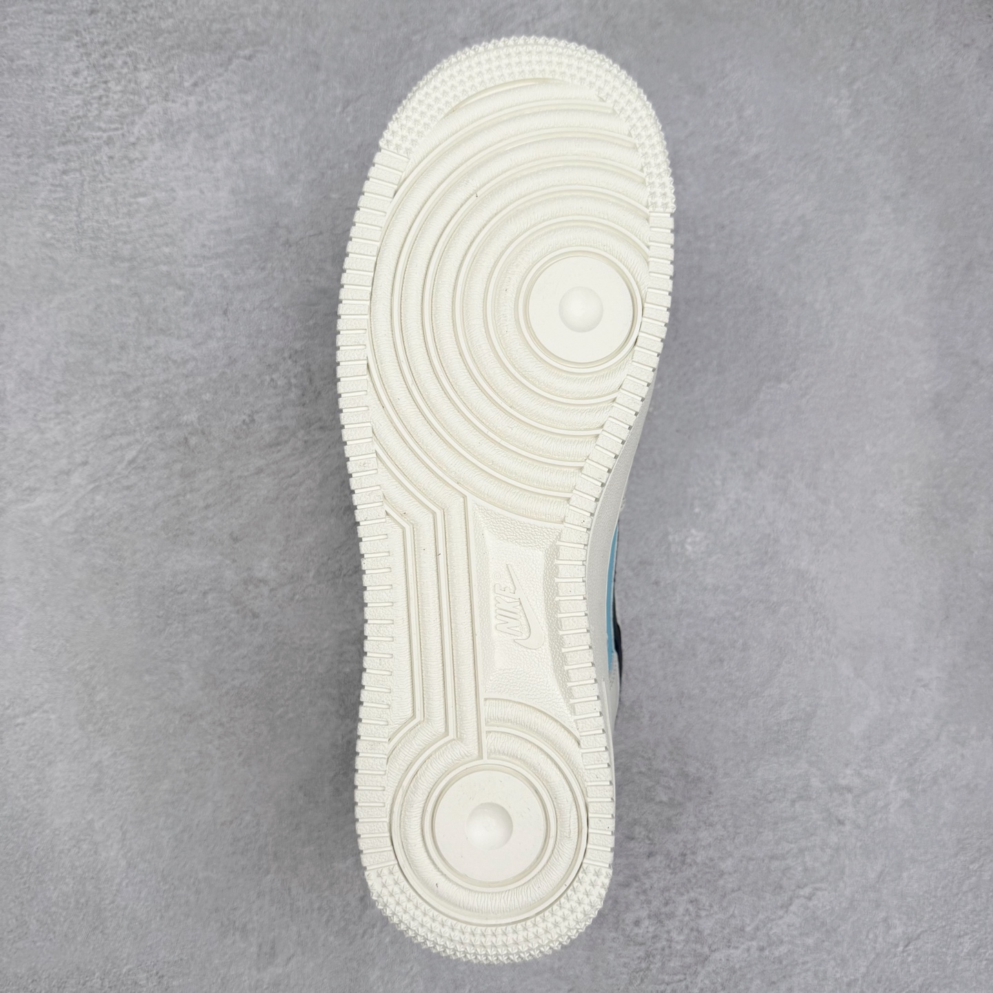 图片[9]-NK Air Force 1´07 Low 空军一号低帮百搭休闲运动板鞋 CS5288-026 柔软、弹性十足的缓震性能和出色的中底设计 横跨复古与现代的外型结合 造就出风靡全球 三十多年的Force 1 直到今天还深受青睐 实拍调校N版已经零色差零失真 百分百还原实物色彩所见即所得 不存在货不对板色差等低级问题 选购参考实物拍摄 不混卖不参货 只用心做好货严格选品 承诺混一赔十 尺码：36 36.5 37.5 38 38.5 39 40 40.5 41 42 42.5 43 44 44.5 45-选品中心