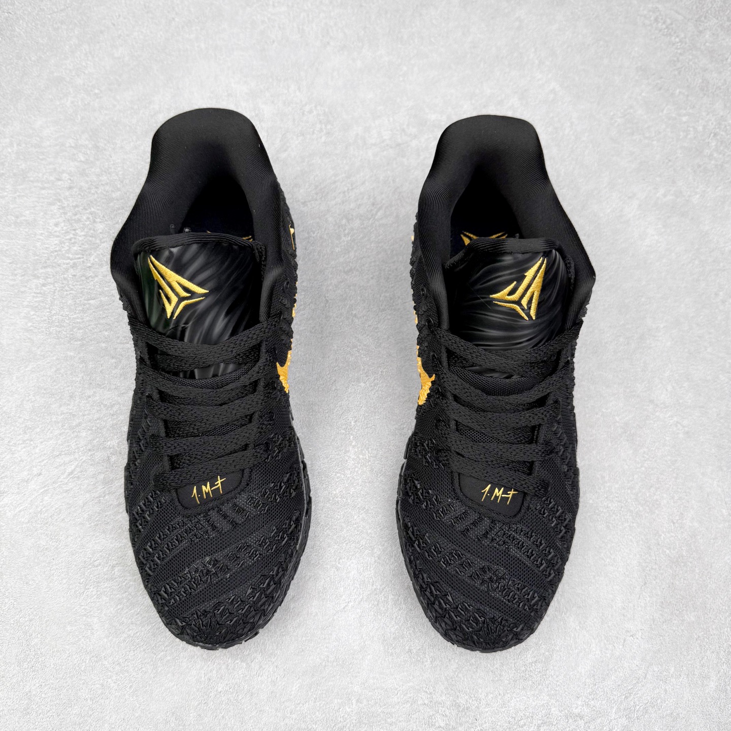 图片[2]-NK JA3 EP 莫兰特三代低帮篮球鞋 以鲜艳明亮的色调脱颖而出。鞋舌上醒目地展示着 “ JA ” 标志，而后跟上的 “ 12 ：AM ” 则以独特的设计呈现。鞋头和鞋舌采用透气运动网布制成，确保舒适耐用。在第一款鞋型的基础上进行了重大升级，采用更为挺拔的鞋口设计，为脚踝带来更佳的包裹与支撑感。侧面独特波纹纹理细节，打破了单调，赋予鞋子灵动与活力的视觉体验。中底部分巧妙借鉴了科比 5 的经典元素，融入斑点细节，增强了整体美学吸引力。实拍调校N版已经零色差零失真 百分百还原实物色彩所见即所得 不存在货不对板色差等低级问题 选购参考实物拍摄 不混卖不参货 只用心做好货严格选品 承诺混一赔十 尺码：40 40.5 41 42 42.5 43 44 44.5 45 46-选品中心