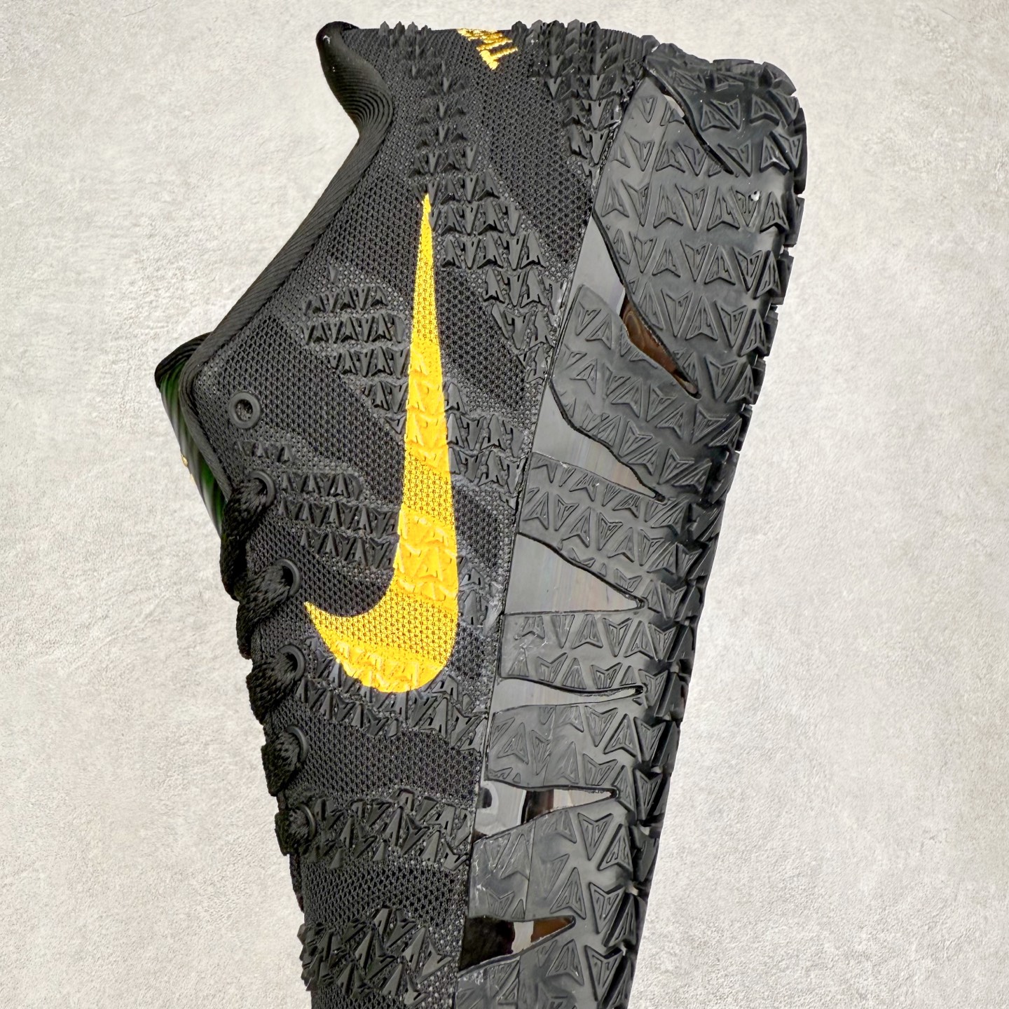 图片[7]-NK JA3 EP 莫兰特三代低帮篮球鞋 以鲜艳明亮的色调脱颖而出。鞋舌上醒目地展示着 “ JA ” 标志，而后跟上的 “ 12 ：AM ” 则以独特的设计呈现。鞋头和鞋舌采用透气运动网布制成，确保舒适耐用。在第一款鞋型的基础上进行了重大升级，采用更为挺拔的鞋口设计，为脚踝带来更佳的包裹与支撑感。侧面独特波纹纹理细节，打破了单调，赋予鞋子灵动与活力的视觉体验。中底部分巧妙借鉴了科比 5 的经典元素，融入斑点细节，增强了整体美学吸引力。实拍调校N版已经零色差零失真 百分百还原实物色彩所见即所得 不存在货不对板色差等低级问题 选购参考实物拍摄 不混卖不参货 只用心做好货严格选品 承诺混一赔十 尺码：40 40.5 41 42 42.5 43 44 44.5 45 46-选品中心