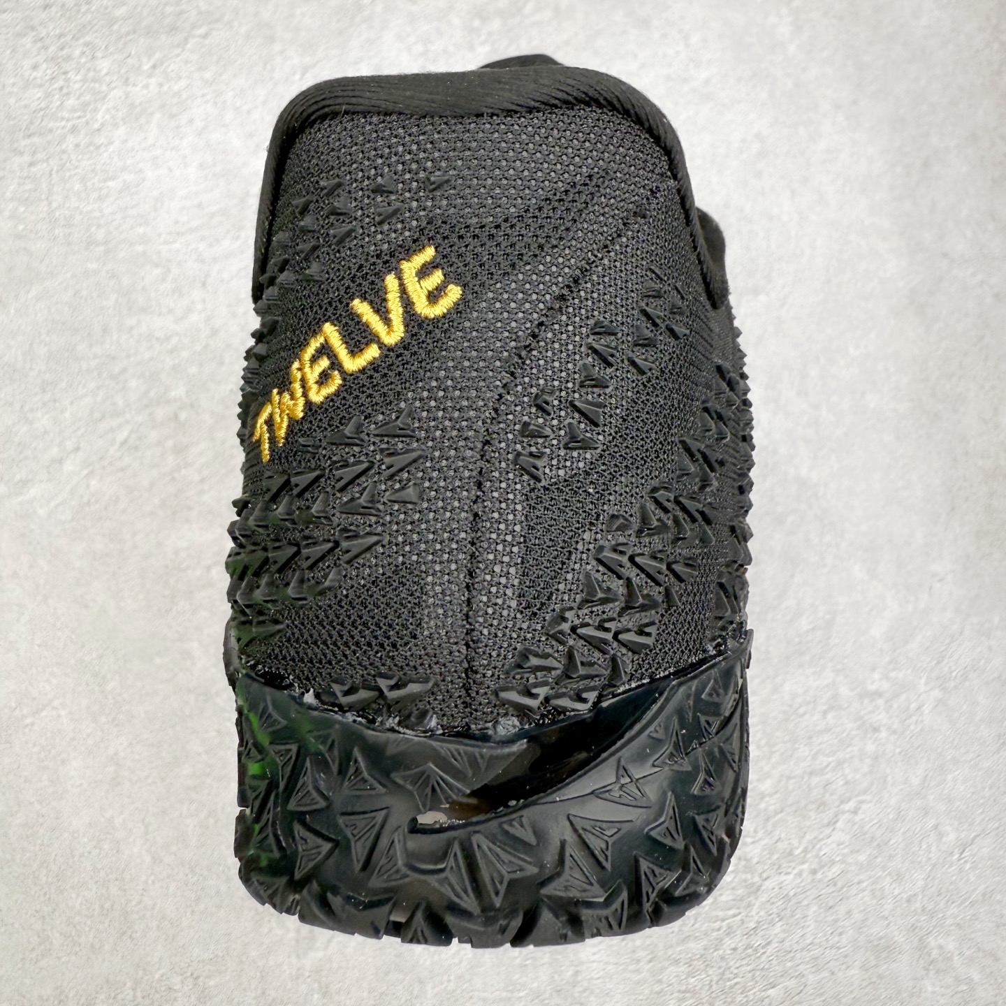 图片[8]-NK JA3 EP 莫兰特三代低帮篮球鞋 以鲜艳明亮的色调脱颖而出。鞋舌上醒目地展示着 “ JA ” 标志，而后跟上的 “ 12 ：AM ” 则以独特的设计呈现。鞋头和鞋舌采用透气运动网布制成，确保舒适耐用。在第一款鞋型的基础上进行了重大升级，采用更为挺拔的鞋口设计，为脚踝带来更佳的包裹与支撑感。侧面独特波纹纹理细节，打破了单调，赋予鞋子灵动与活力的视觉体验。中底部分巧妙借鉴了科比 5 的经典元素，融入斑点细节，增强了整体美学吸引力。实拍调校N版已经零色差零失真 百分百还原实物色彩所见即所得 不存在货不对板色差等低级问题 选购参考实物拍摄 不混卖不参货 只用心做好货严格选品 承诺混一赔十 尺码：40 40.5 41 42 42.5 43 44 44.5 45 46-选品中心