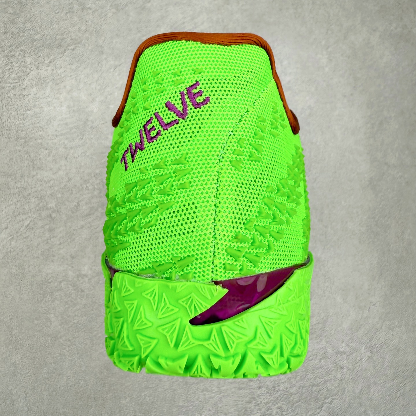 图片[8]-NK JA3 EP 莫兰特三代低帮篮球鞋 以鲜艳明亮的色调脱颖而出。鞋舌上醒目地展示着 “ JA ” 标志，而后跟上的 “ 12 ：AM ” 则以独特的设计呈现。鞋头和鞋舌采用透气运动网布制成，确保舒适耐用。在第一款鞋型的基础上进行了重大升级，采用更为挺拔的鞋口设计，为脚踝带来更佳的包裹与支撑感。侧面独特波纹纹理细节，打破了单调，赋予鞋子灵动与活力的视觉体验。中底部分巧妙借鉴了科比 5 的经典元素，融入斑点细节，增强了整体美学吸引力。实拍调校N版已经零色差零失真 百分百还原实物色彩所见即所得 不存在货不对板色差等低级问题 选购参考实物拍摄 不混卖不参货 只用心做好货严格选品 承诺混一赔十 尺码：40 40.5 41 42 42.5 43 44 44.5 45 46-选品中心