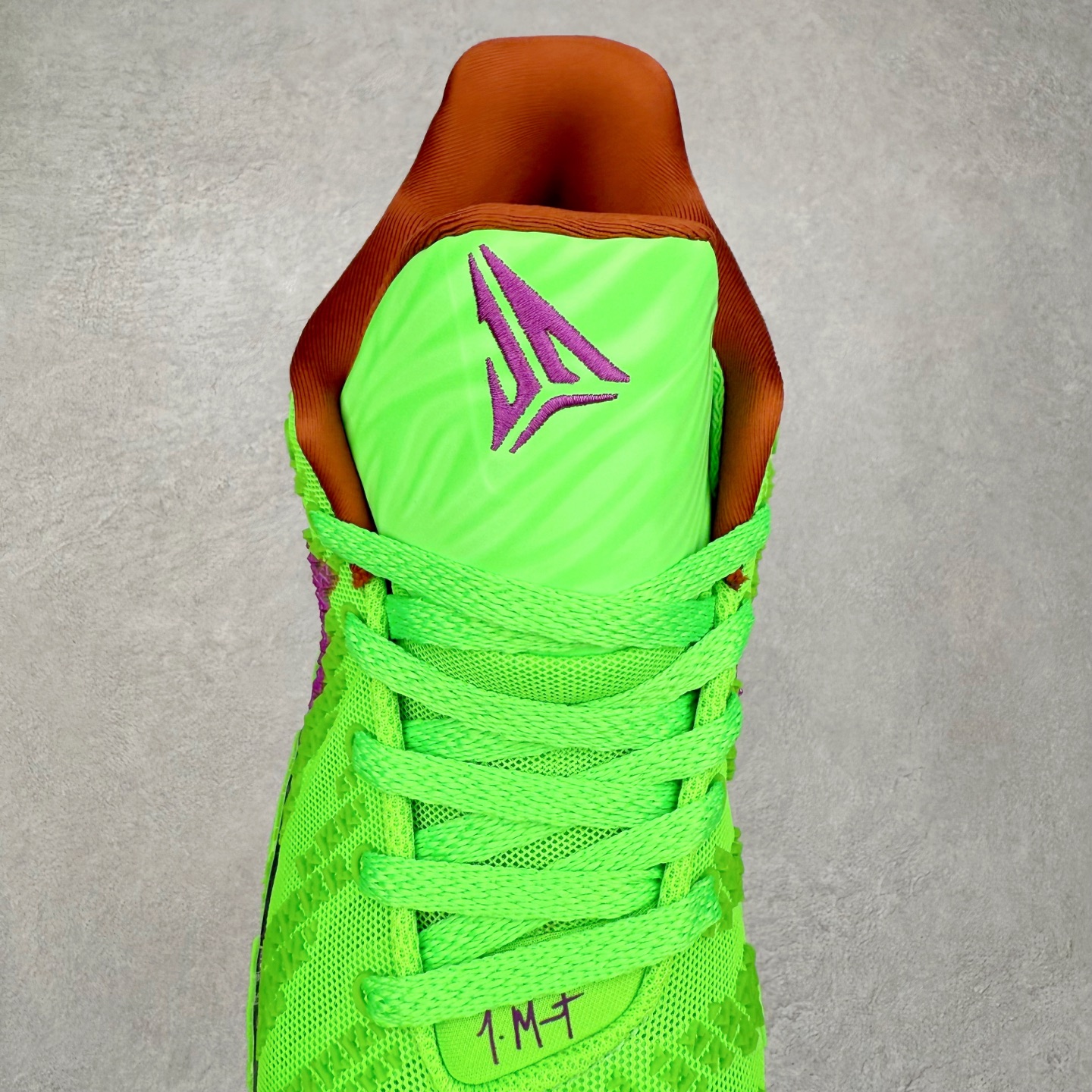 图片[5]-NK JA3 EP 莫兰特三代低帮篮球鞋 以鲜艳明亮的色调脱颖而出。鞋舌上醒目地展示着 “ JA ” 标志，而后跟上的 “ 12 ：AM ” 则以独特的设计呈现。鞋头和鞋舌采用透气运动网布制成，确保舒适耐用。在第一款鞋型的基础上进行了重大升级，采用更为挺拔的鞋口设计，为脚踝带来更佳的包裹与支撑感。侧面独特波纹纹理细节，打破了单调，赋予鞋子灵动与活力的视觉体验。中底部分巧妙借鉴了科比 5 的经典元素，融入斑点细节，增强了整体美学吸引力。实拍调校N版已经零色差零失真 百分百还原实物色彩所见即所得 不存在货不对板色差等低级问题 选购参考实物拍摄 不混卖不参货 只用心做好货严格选品 承诺混一赔十 尺码：40 40.5 41 42 42.5 43 44 44.5 45 46-选品中心