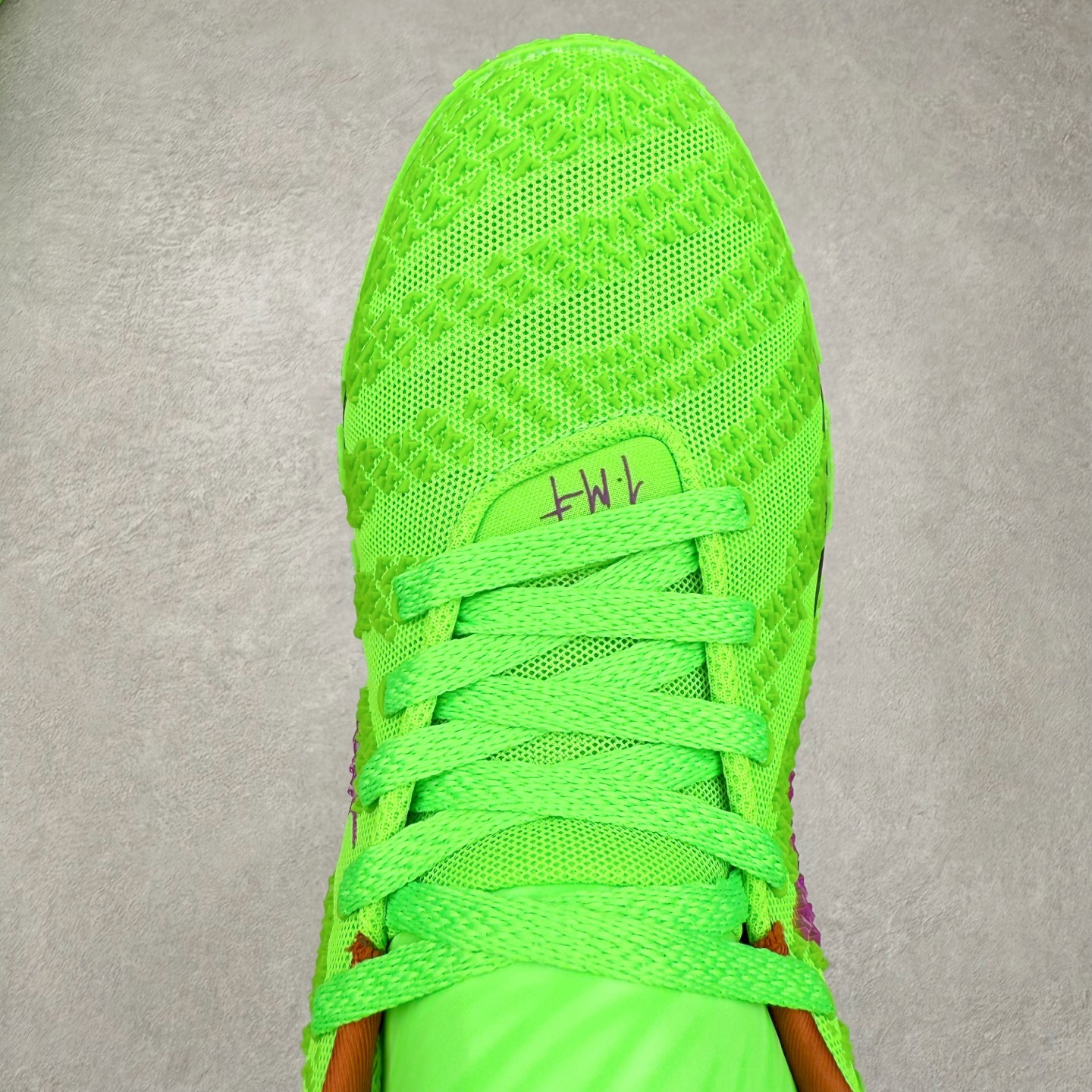 图片[4]-NK JA3 EP 莫兰特三代低帮篮球鞋 以鲜艳明亮的色调脱颖而出。鞋舌上醒目地展示着 “ JA ” 标志，而后跟上的 “ 12 ：AM ” 则以独特的设计呈现。鞋头和鞋舌采用透气运动网布制成，确保舒适耐用。在第一款鞋型的基础上进行了重大升级，采用更为挺拔的鞋口设计，为脚踝带来更佳的包裹与支撑感。侧面独特波纹纹理细节，打破了单调，赋予鞋子灵动与活力的视觉体验。中底部分巧妙借鉴了科比 5 的经典元素，融入斑点细节，增强了整体美学吸引力。实拍调校N版已经零色差零失真 百分百还原实物色彩所见即所得 不存在货不对板色差等低级问题 选购参考实物拍摄 不混卖不参货 只用心做好货严格选品 承诺混一赔十 尺码：40 40.5 41 42 42.5 43 44 44.5 45 46-选品中心