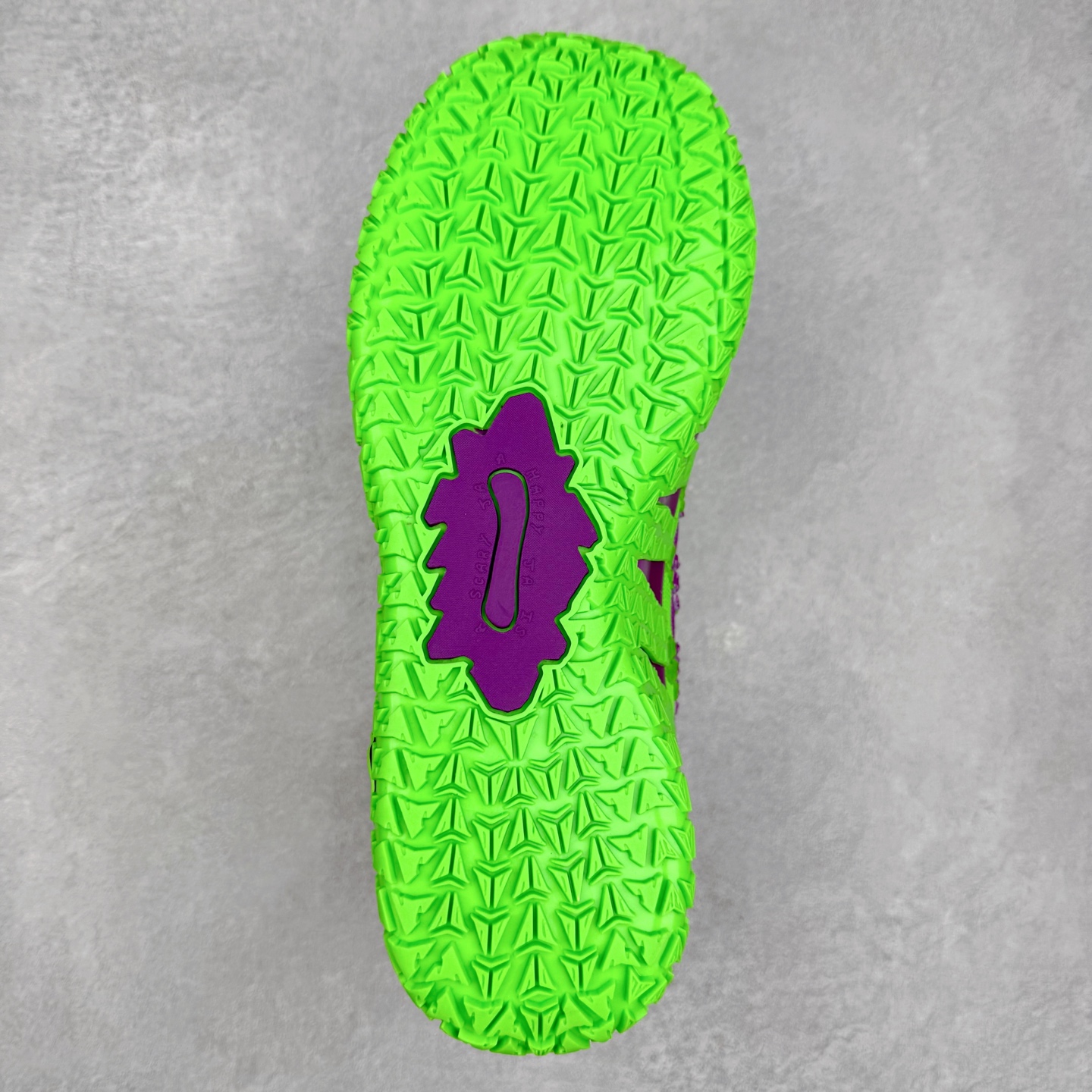 图片[9]-NK JA3 EP 莫兰特三代低帮篮球鞋 以鲜艳明亮的色调脱颖而出。鞋舌上醒目地展示着 “ JA ” 标志，而后跟上的 “ 12 ：AM ” 则以独特的设计呈现。鞋头和鞋舌采用透气运动网布制成，确保舒适耐用。在第一款鞋型的基础上进行了重大升级，采用更为挺拔的鞋口设计，为脚踝带来更佳的包裹与支撑感。侧面独特波纹纹理细节，打破了单调，赋予鞋子灵动与活力的视觉体验。中底部分巧妙借鉴了科比 5 的经典元素，融入斑点细节，增强了整体美学吸引力。实拍调校N版已经零色差零失真 百分百还原实物色彩所见即所得 不存在货不对板色差等低级问题 选购参考实物拍摄 不混卖不参货 只用心做好货严格选品 承诺混一赔十 尺码：40 40.5 41 42 42.5 43 44 44.5 45 46-选品中心