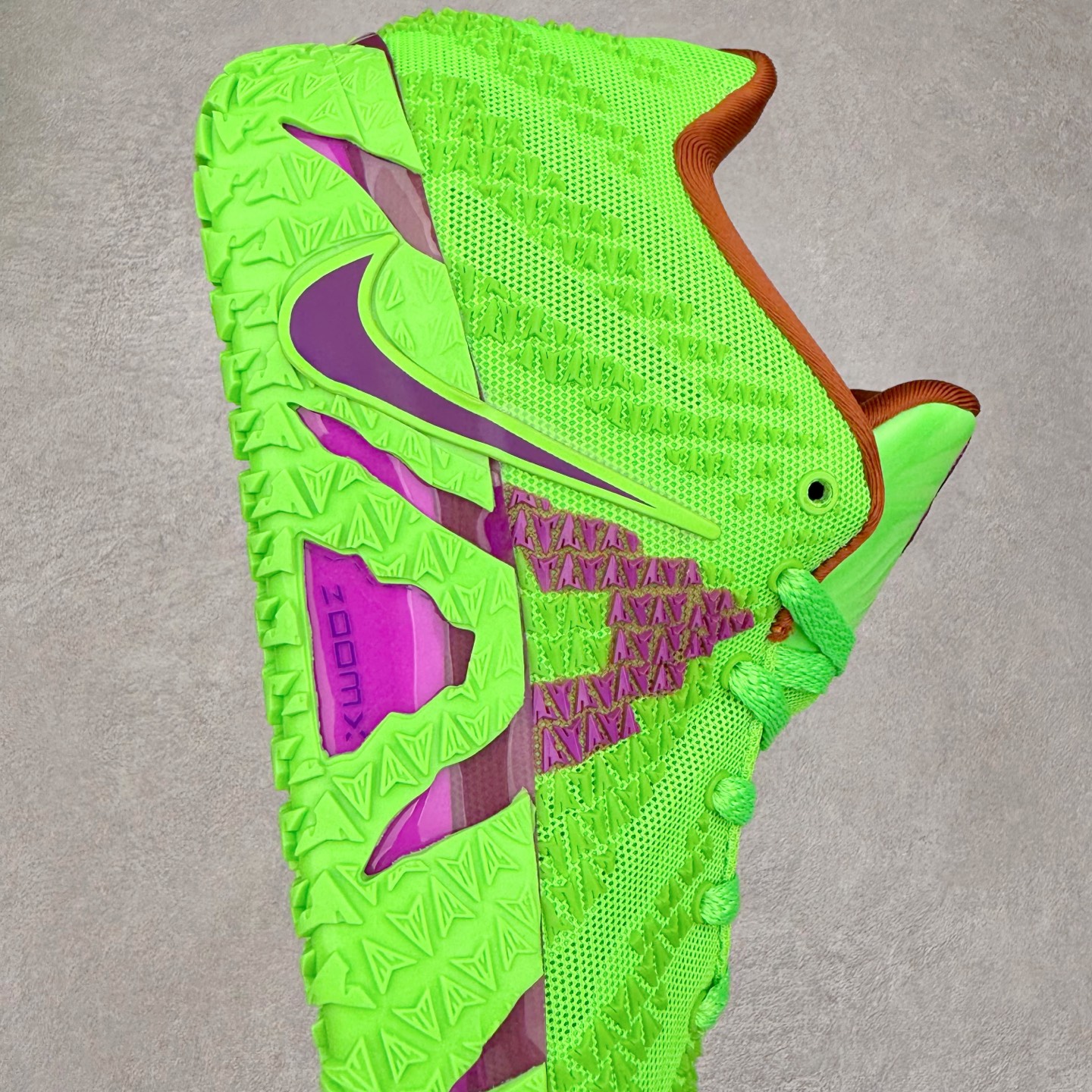 图片[6]-NK JA3 EP 莫兰特三代低帮篮球鞋 以鲜艳明亮的色调脱颖而出。鞋舌上醒目地展示着 “ JA ” 标志，而后跟上的 “ 12 ：AM ” 则以独特的设计呈现。鞋头和鞋舌采用透气运动网布制成，确保舒适耐用。在第一款鞋型的基础上进行了重大升级，采用更为挺拔的鞋口设计，为脚踝带来更佳的包裹与支撑感。侧面独特波纹纹理细节，打破了单调，赋予鞋子灵动与活力的视觉体验。中底部分巧妙借鉴了科比 5 的经典元素，融入斑点细节，增强了整体美学吸引力。实拍调校N版已经零色差零失真 百分百还原实物色彩所见即所得 不存在货不对板色差等低级问题 选购参考实物拍摄 不混卖不参货 只用心做好货严格选品 承诺混一赔十 尺码：40 40.5 41 42 42.5 43 44 44.5 45 46-选品中心