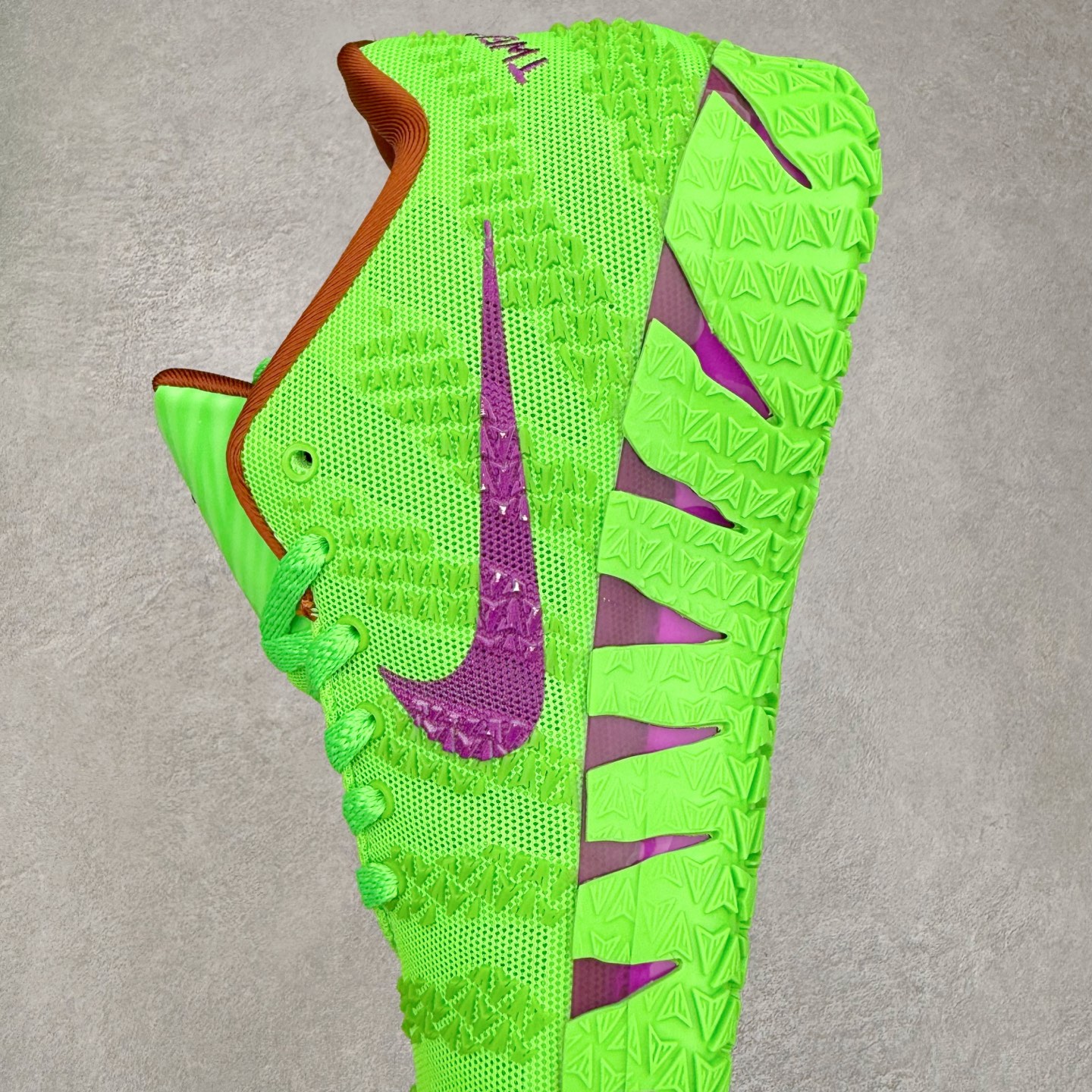 图片[7]-NK JA3 EP 莫兰特三代低帮篮球鞋 以鲜艳明亮的色调脱颖而出。鞋舌上醒目地展示着 “ JA ” 标志，而后跟上的 “ 12 ：AM ” 则以独特的设计呈现。鞋头和鞋舌采用透气运动网布制成，确保舒适耐用。在第一款鞋型的基础上进行了重大升级，采用更为挺拔的鞋口设计，为脚踝带来更佳的包裹与支撑感。侧面独特波纹纹理细节，打破了单调，赋予鞋子灵动与活力的视觉体验。中底部分巧妙借鉴了科比 5 的经典元素，融入斑点细节，增强了整体美学吸引力。实拍调校N版已经零色差零失真 百分百还原实物色彩所见即所得 不存在货不对板色差等低级问题 选购参考实物拍摄 不混卖不参货 只用心做好货严格选品 承诺混一赔十 尺码：40 40.5 41 42 42.5 43 44 44.5 45 46-选品中心