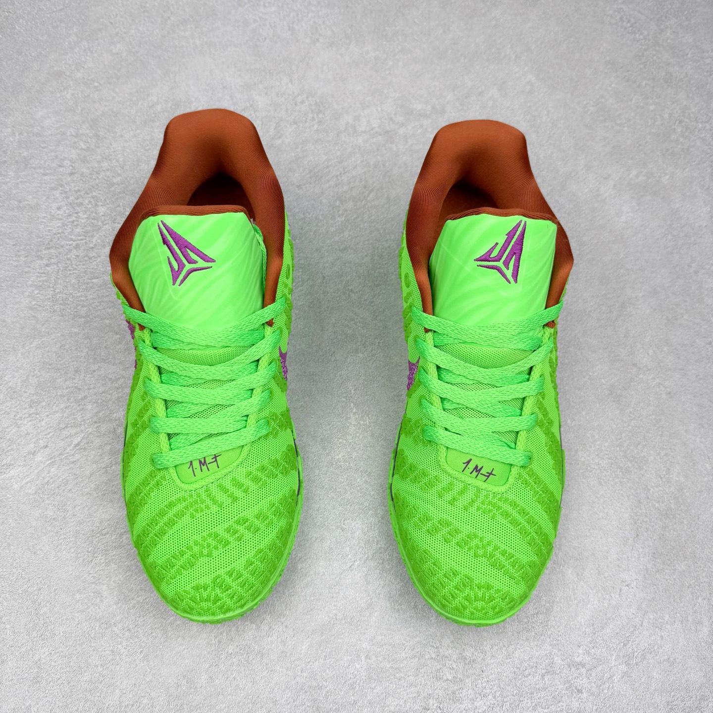 图片[2]-NK JA3 EP 莫兰特三代低帮篮球鞋 以鲜艳明亮的色调脱颖而出。鞋舌上醒目地展示着 “ JA ” 标志，而后跟上的 “ 12 ：AM ” 则以独特的设计呈现。鞋头和鞋舌采用透气运动网布制成，确保舒适耐用。在第一款鞋型的基础上进行了重大升级，采用更为挺拔的鞋口设计，为脚踝带来更佳的包裹与支撑感。侧面独特波纹纹理细节，打破了单调，赋予鞋子灵动与活力的视觉体验。中底部分巧妙借鉴了科比 5 的经典元素，融入斑点细节，增强了整体美学吸引力。实拍调校N版已经零色差零失真 百分百还原实物色彩所见即所得 不存在货不对板色差等低级问题 选购参考实物拍摄 不混卖不参货 只用心做好货严格选品 承诺混一赔十 尺码：40 40.5 41 42 42.5 43 44 44.5 45 46-选品中心