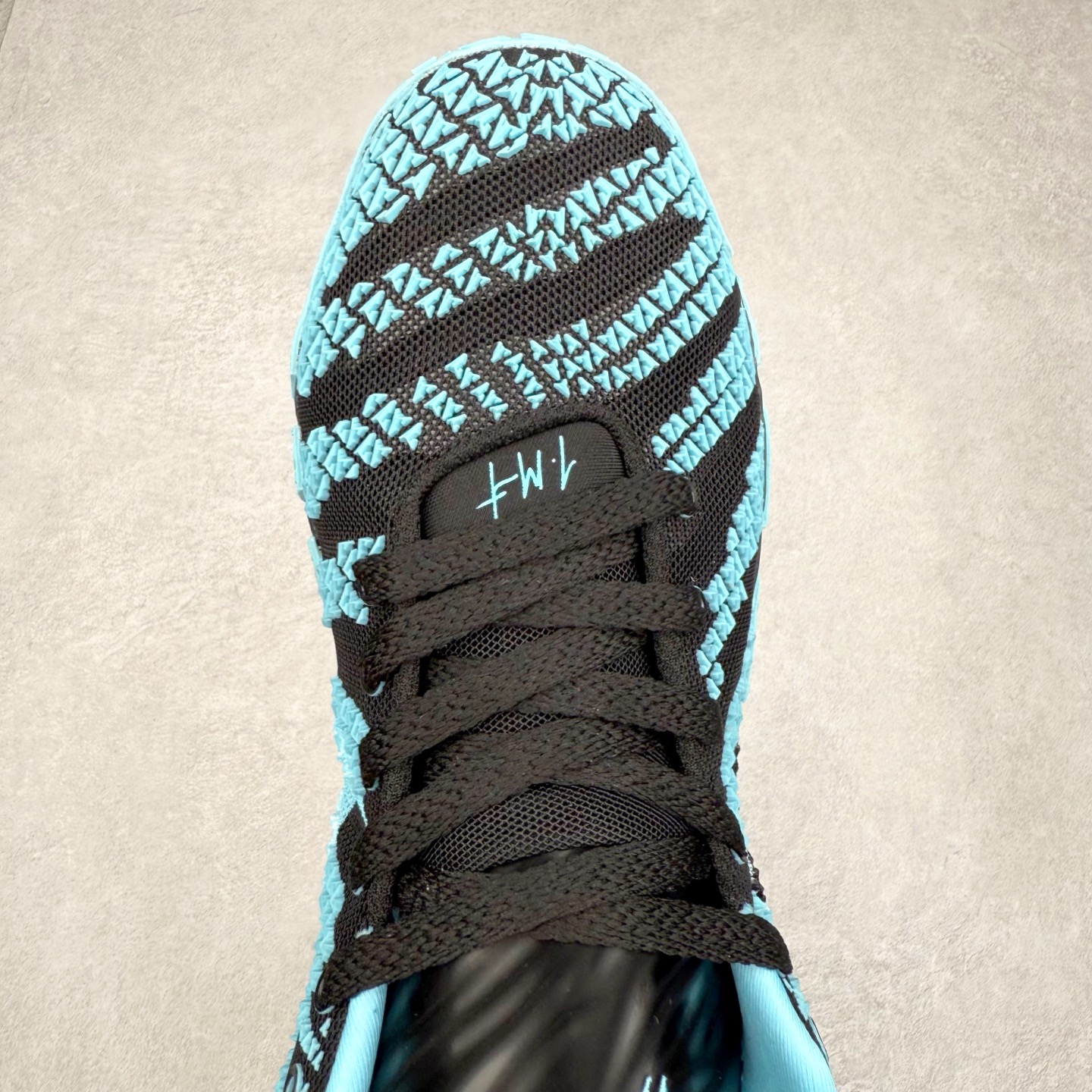 图片[4]-NK JA3 EP 莫兰特三代低帮篮球鞋 以鲜艳明亮的色调脱颖而出。鞋舌上醒目地展示着 “ JA ” 标志，而后跟上的 “ 12 ：AM ” 则以独特的设计呈现。鞋头和鞋舌采用透气运动网布制成，确保舒适耐用。在第一款鞋型的基础上进行了重大升级，采用更为挺拔的鞋口设计，为脚踝带来更佳的包裹与支撑感。侧面独特波纹纹理细节，打破了单调，赋予鞋子灵动与活力的视觉体验。中底部分巧妙借鉴了科比 5 的经典元素，融入斑点细节，增强了整体美学吸引力。实拍调校N版已经零色差零失真 百分百还原实物色彩所见即所得 不存在货不对板色差等低级问题 选购参考实物拍摄 不混卖不参货 只用心做好货严格选品 承诺混一赔十 尺码：40 40.5 41 42 42.5 43 44 44.5 45 46-选品中心