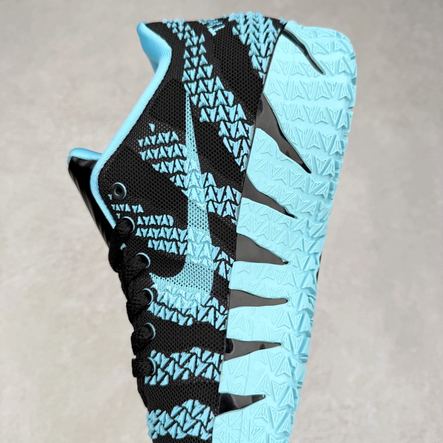 图片[7]-NK JA3 EP 莫兰特三代低帮篮球鞋 以鲜艳明亮的色调脱颖而出。鞋舌上醒目地展示着 “ JA ” 标志，而后跟上的 “ 12 ：AM ” 则以独特的设计呈现。鞋头和鞋舌采用透气运动网布制成，确保舒适耐用。在第一款鞋型的基础上进行了重大升级，采用更为挺拔的鞋口设计，为脚踝带来更佳的包裹与支撑感。侧面独特波纹纹理细节，打破了单调，赋予鞋子灵动与活力的视觉体验。中底部分巧妙借鉴了科比 5 的经典元素，融入斑点细节，增强了整体美学吸引力。实拍调校N版已经零色差零失真 百分百还原实物色彩所见即所得 不存在货不对板色差等低级问题 选购参考实物拍摄 不混卖不参货 只用心做好货严格选品 承诺混一赔十 尺码：40 40.5 41 42 42.5 43 44 44.5 45 46-选品中心