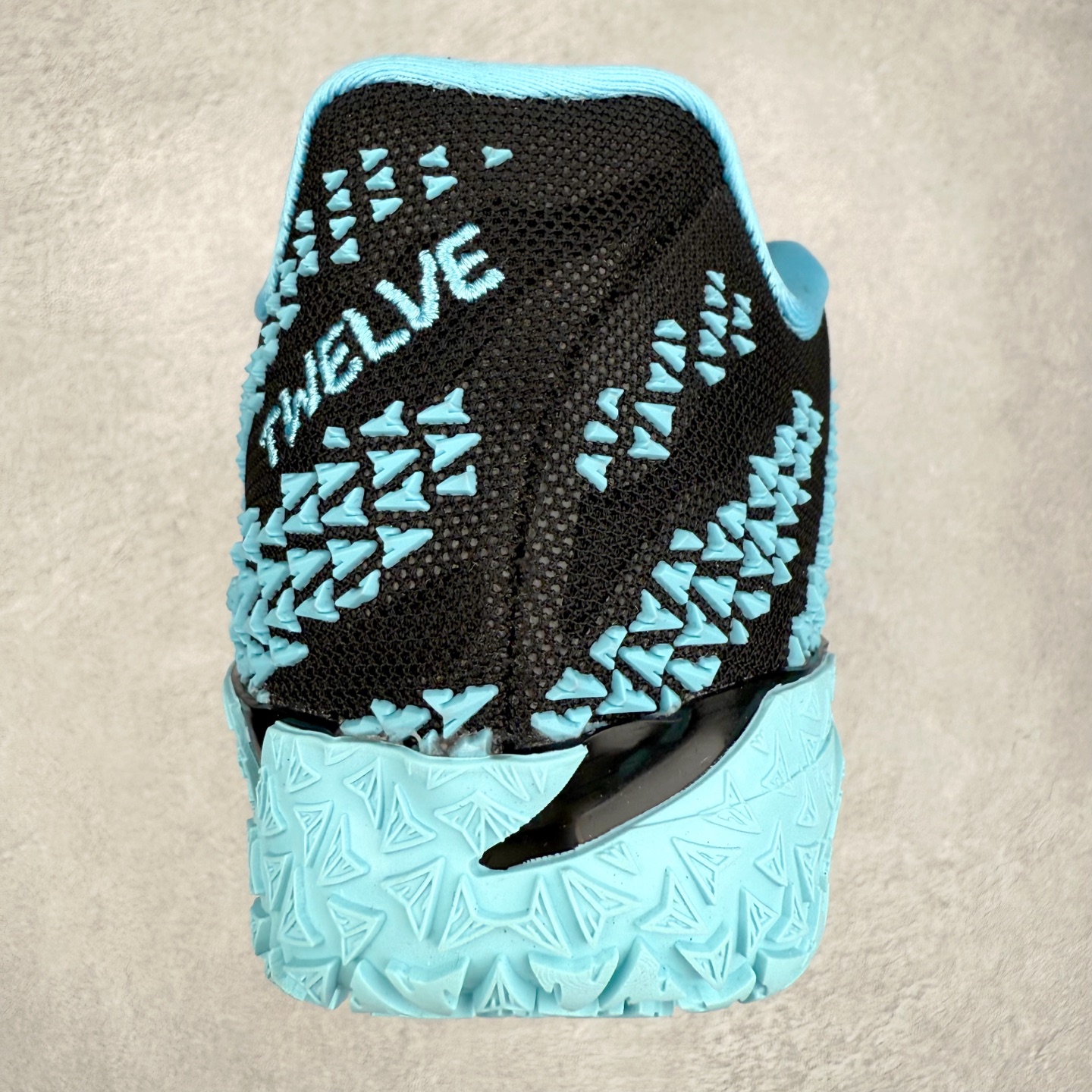 图片[8]-NK JA3 EP 莫兰特三代低帮篮球鞋 以鲜艳明亮的色调脱颖而出。鞋舌上醒目地展示着 “ JA ” 标志，而后跟上的 “ 12 ：AM ” 则以独特的设计呈现。鞋头和鞋舌采用透气运动网布制成，确保舒适耐用。在第一款鞋型的基础上进行了重大升级，采用更为挺拔的鞋口设计，为脚踝带来更佳的包裹与支撑感。侧面独特波纹纹理细节，打破了单调，赋予鞋子灵动与活力的视觉体验。中底部分巧妙借鉴了科比 5 的经典元素，融入斑点细节，增强了整体美学吸引力。实拍调校N版已经零色差零失真 百分百还原实物色彩所见即所得 不存在货不对板色差等低级问题 选购参考实物拍摄 不混卖不参货 只用心做好货严格选品 承诺混一赔十 尺码：40 40.5 41 42 42.5 43 44 44.5 45 46-选品中心