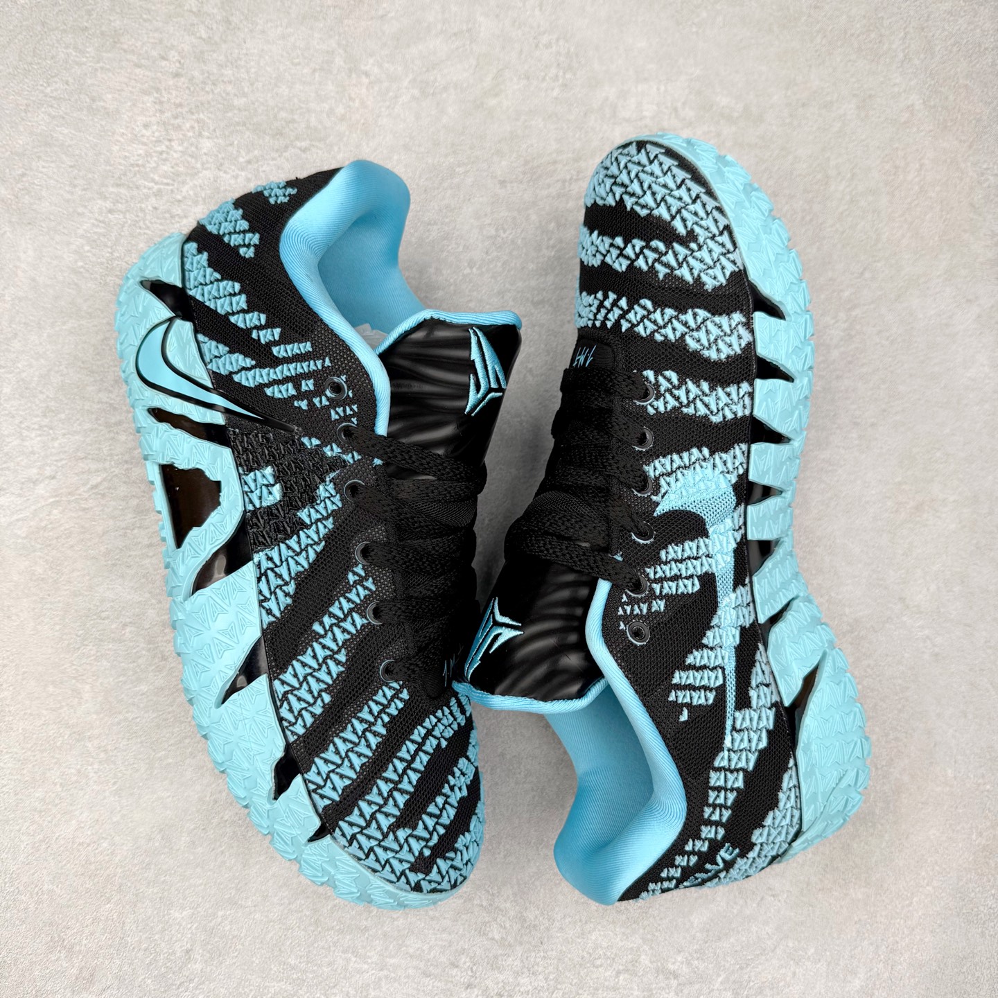 图片[3]-NK JA3 EP 莫兰特三代低帮篮球鞋 以鲜艳明亮的色调脱颖而出。鞋舌上醒目地展示着 “ JA ” 标志，而后跟上的 “ 12 ：AM ” 则以独特的设计呈现。鞋头和鞋舌采用透气运动网布制成，确保舒适耐用。在第一款鞋型的基础上进行了重大升级，采用更为挺拔的鞋口设计，为脚踝带来更佳的包裹与支撑感。侧面独特波纹纹理细节，打破了单调，赋予鞋子灵动与活力的视觉体验。中底部分巧妙借鉴了科比 5 的经典元素，融入斑点细节，增强了整体美学吸引力。实拍调校N版已经零色差零失真 百分百还原实物色彩所见即所得 不存在货不对板色差等低级问题 选购参考实物拍摄 不混卖不参货 只用心做好货严格选品 承诺混一赔十 尺码：40 40.5 41 42 42.5 43 44 44.5 45 46-选品中心