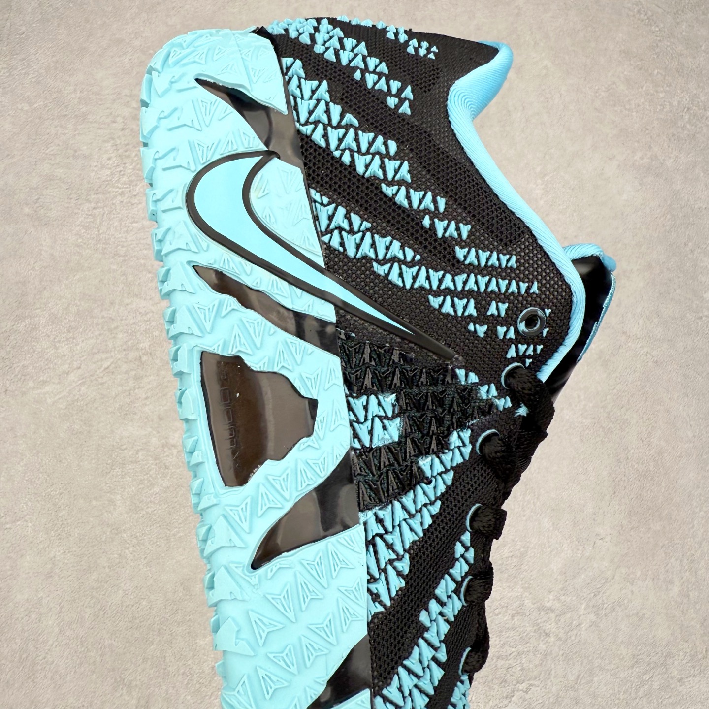 图片[6]-NK JA3 EP 莫兰特三代低帮篮球鞋 以鲜艳明亮的色调脱颖而出。鞋舌上醒目地展示着 “ JA ” 标志，而后跟上的 “ 12 ：AM ” 则以独特的设计呈现。鞋头和鞋舌采用透气运动网布制成，确保舒适耐用。在第一款鞋型的基础上进行了重大升级，采用更为挺拔的鞋口设计，为脚踝带来更佳的包裹与支撑感。侧面独特波纹纹理细节，打破了单调，赋予鞋子灵动与活力的视觉体验。中底部分巧妙借鉴了科比 5 的经典元素，融入斑点细节，增强了整体美学吸引力。实拍调校N版已经零色差零失真 百分百还原实物色彩所见即所得 不存在货不对板色差等低级问题 选购参考实物拍摄 不混卖不参货 只用心做好货严格选品 承诺混一赔十 尺码：40 40.5 41 42 42.5 43 44 44.5 45 46-选品中心