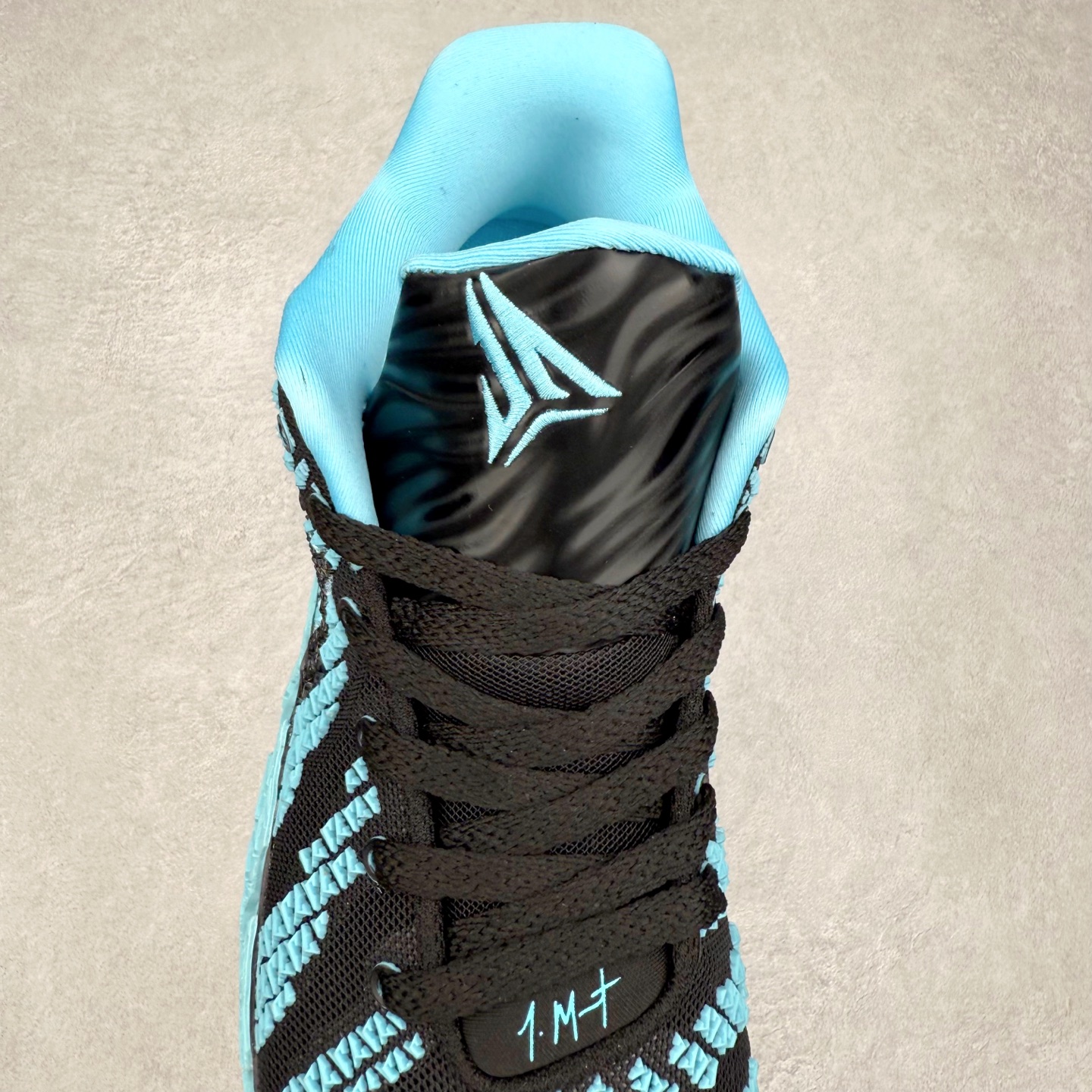 图片[5]-NK JA3 EP 莫兰特三代低帮篮球鞋 以鲜艳明亮的色调脱颖而出。鞋舌上醒目地展示着 “ JA ” 标志，而后跟上的 “ 12 ：AM ” 则以独特的设计呈现。鞋头和鞋舌采用透气运动网布制成，确保舒适耐用。在第一款鞋型的基础上进行了重大升级，采用更为挺拔的鞋口设计，为脚踝带来更佳的包裹与支撑感。侧面独特波纹纹理细节，打破了单调，赋予鞋子灵动与活力的视觉体验。中底部分巧妙借鉴了科比 5 的经典元素，融入斑点细节，增强了整体美学吸引力。实拍调校N版已经零色差零失真 百分百还原实物色彩所见即所得 不存在货不对板色差等低级问题 选购参考实物拍摄 不混卖不参货 只用心做好货严格选品 承诺混一赔十 尺码：40 40.5 41 42 42.5 43 44 44.5 45 46-选品中心