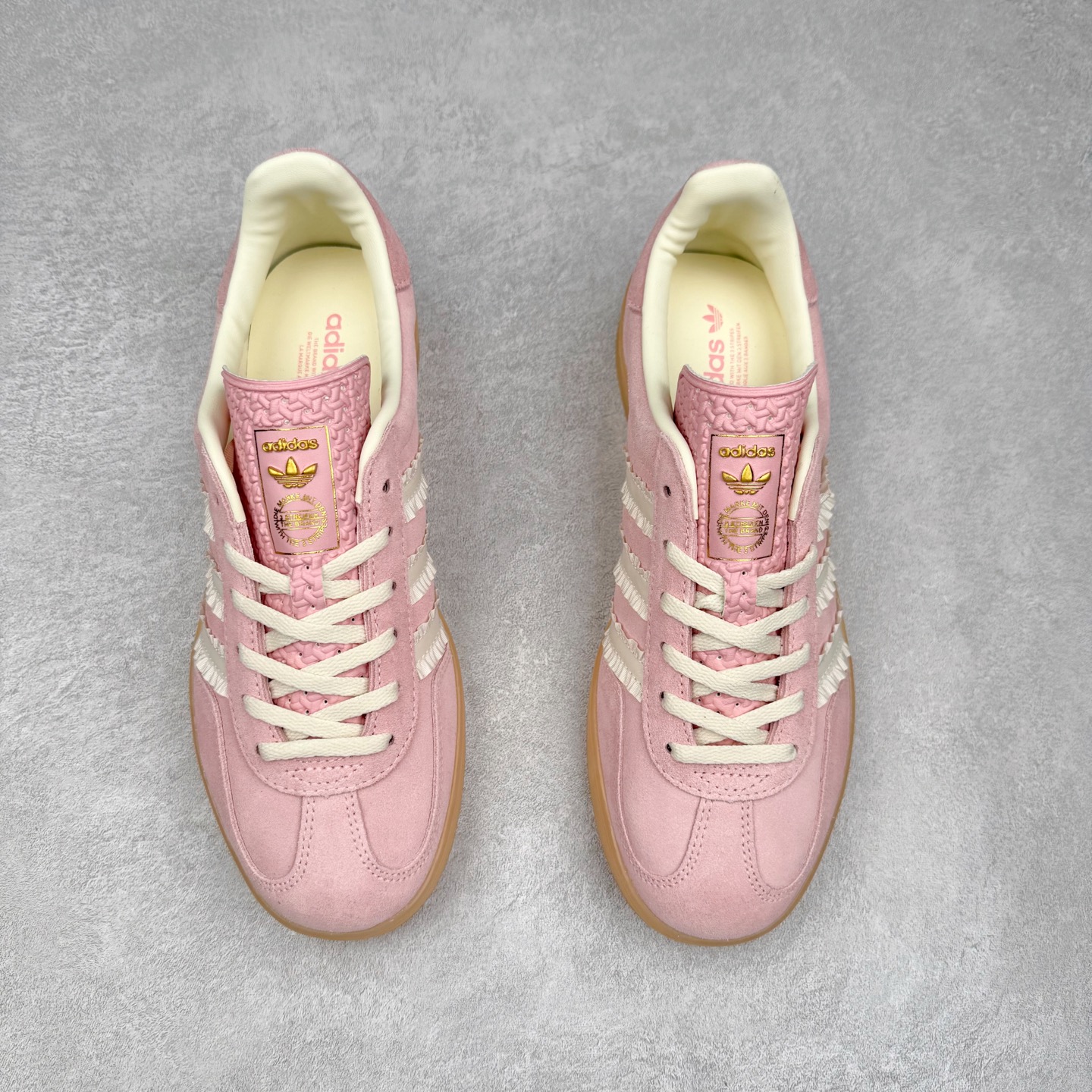 图片[2]-AD Gazelle Indoor Trainers 羚羊内训系列低帮复古百搭休闲运动德训风板鞋 JS1413 90年代经典的复刻版！自60年代以足球训练鞋面世以来,Gazelle就以其经典设计席卷全球。1991年版本的复刻,再造经典Gazelle。采用皮革打造,搭配浊色细节,让这款经典更加简约。尺码：36 36⅔ 37⅓ 38 38⅔ 39⅓ 40 40⅔ 41⅓ 42 42⅔ 43⅓ 44⅓ 44⅔ 45-选品中心