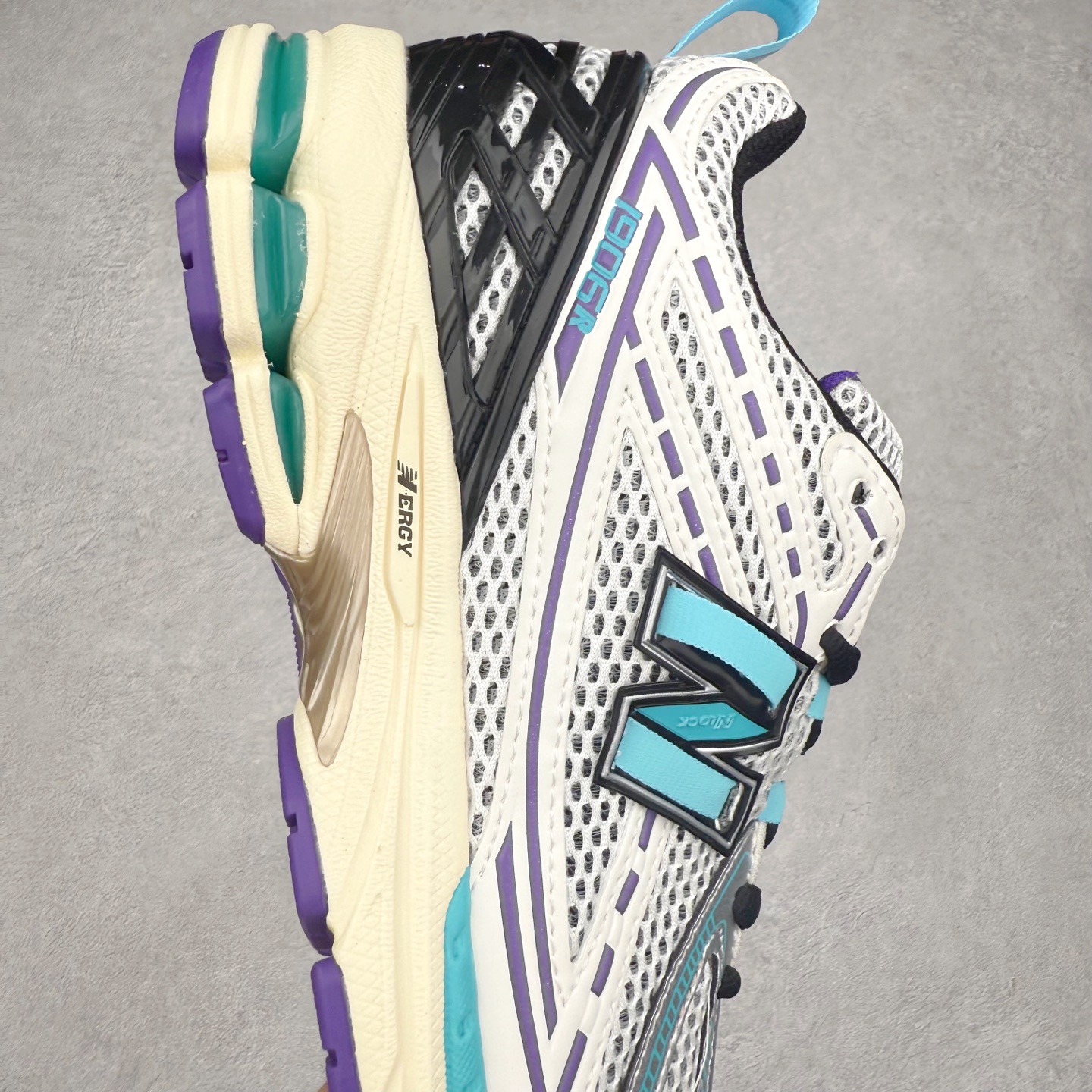 图片[6]-New Balance M1906R NB新百伦系列复古老爹风休闲运动慢跑鞋 日韩出口特供订单 全网最全配色 配套商长期套现长期补货 全新货品 正常出厂触屏不到的单价 超级跑量款 全套原楦原纸板原厂数据开发 进口三明治网面 原装进口翻毛皮料正确绒感卡色 正确中底拉帮中底网布细节 采用轻质牛剖革拼接透气网眼衬垫织物鞋面材质 T-Beam大底提供足步弓支撑 保持步态稳定 后跟搭载外露缓震胶 鞋身整体以各种深浅不一的灰色覆盖 鞋头以淡蓝色调装饰 网眼衬垫通过不规律的色块实现做旧的美感 泛黄的鞋底更是进一步增添了复古气息 尺码：36 37 37.5 38 38.5 39.5 40 40.5 41.5 42 42.5 43 44 45-选品中心