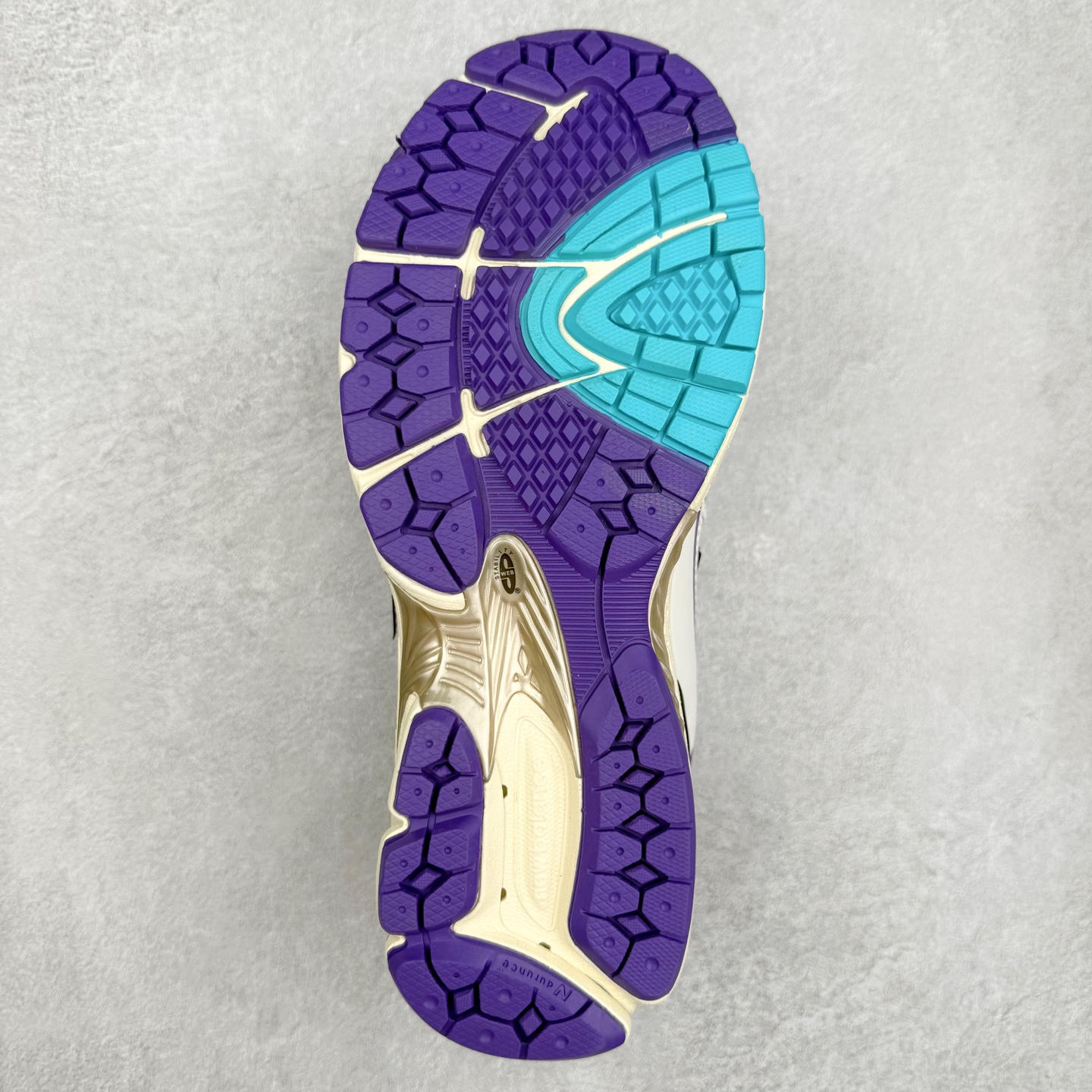 图片[9]-New Balance M1906R NB新百伦系列复古老爹风休闲运动慢跑鞋 日韩出口特供订单 全网最全配色 配套商长期套现长期补货 全新货品 正常出厂触屏不到的单价 超级跑量款 全套原楦原纸板原厂数据开发 进口三明治网面 原装进口翻毛皮料正确绒感卡色 正确中底拉帮中底网布细节 采用轻质牛剖革拼接透气网眼衬垫织物鞋面材质 T-Beam大底提供足步弓支撑 保持步态稳定 后跟搭载外露缓震胶 鞋身整体以各种深浅不一的灰色覆盖 鞋头以淡蓝色调装饰 网眼衬垫通过不规律的色块实现做旧的美感 泛黄的鞋底更是进一步增添了复古气息 尺码：36 37 37.5 38 38.5 39.5 40 40.5 41.5 42 42.5 43 44 45-选品中心