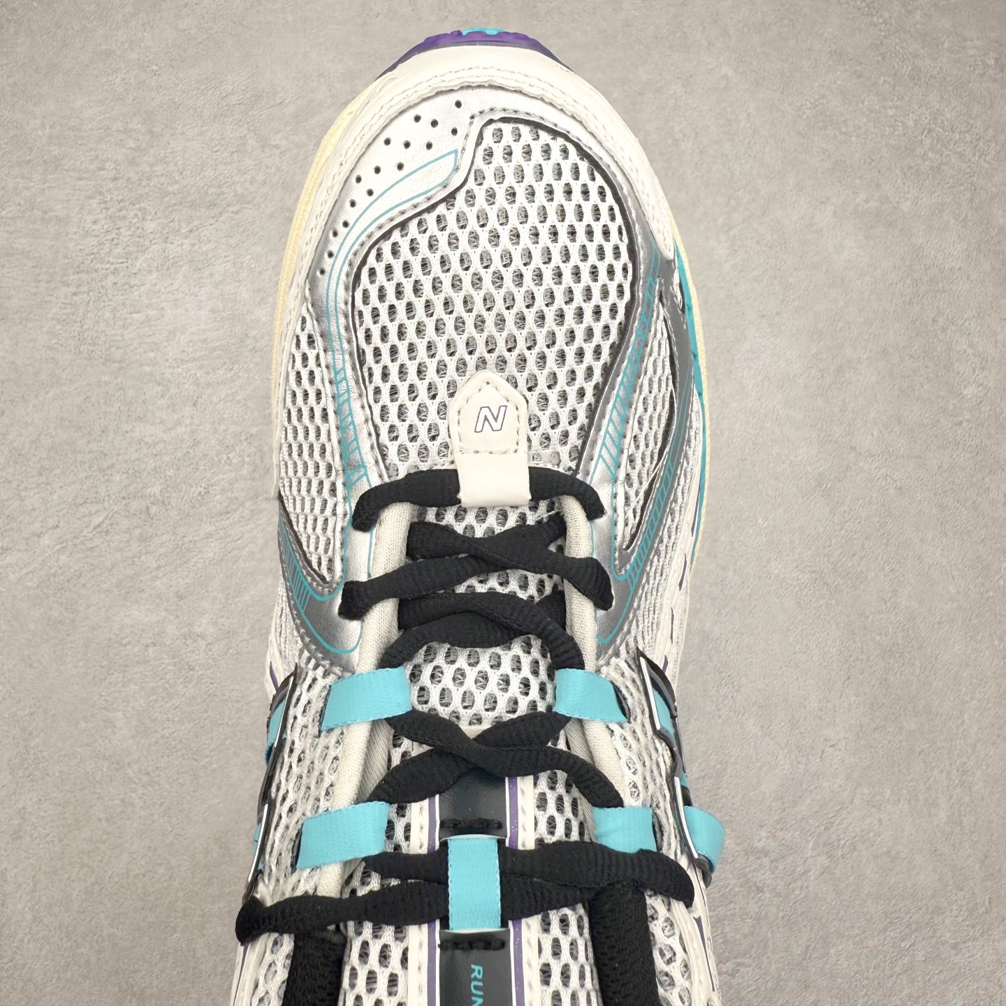 图片[4]-New Balance M1906R NB新百伦系列复古老爹风休闲运动慢跑鞋 日韩出口特供订单 全网最全配色 配套商长期套现长期补货 全新货品 正常出厂触屏不到的单价 超级跑量款 全套原楦原纸板原厂数据开发 进口三明治网面 原装进口翻毛皮料正确绒感卡色 正确中底拉帮中底网布细节 采用轻质牛剖革拼接透气网眼衬垫织物鞋面材质 T-Beam大底提供足步弓支撑 保持步态稳定 后跟搭载外露缓震胶 鞋身整体以各种深浅不一的灰色覆盖 鞋头以淡蓝色调装饰 网眼衬垫通过不规律的色块实现做旧的美感 泛黄的鞋底更是进一步增添了复古气息 尺码：36 37 37.5 38 38.5 39.5 40 40.5 41.5 42 42.5 43 44 45-选品中心