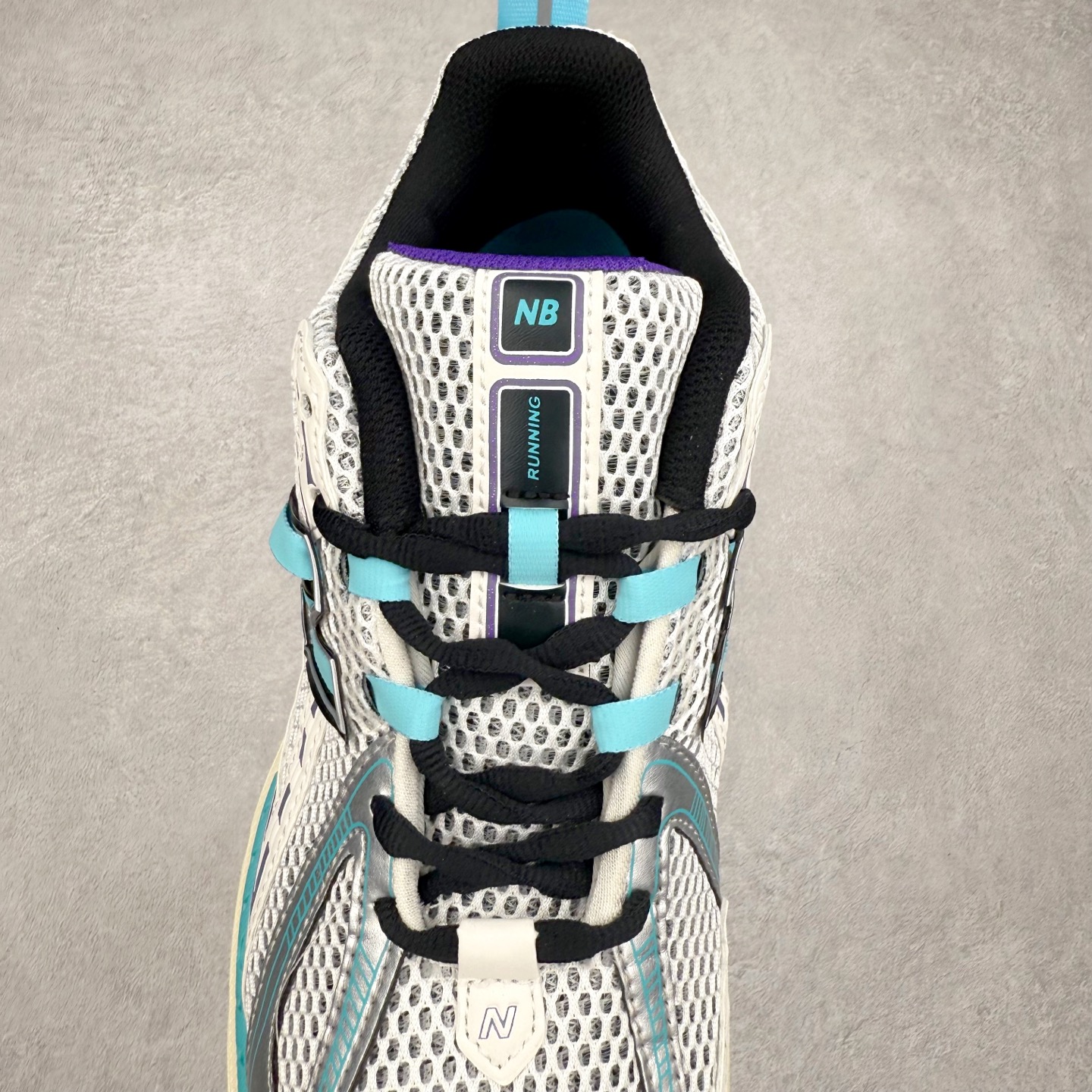 图片[5]-New Balance M1906R NB新百伦系列复古老爹风休闲运动慢跑鞋 日韩出口特供订单 全网最全配色 配套商长期套现长期补货 全新货品 正常出厂触屏不到的单价 超级跑量款 全套原楦原纸板原厂数据开发 进口三明治网面 原装进口翻毛皮料正确绒感卡色 正确中底拉帮中底网布细节 采用轻质牛剖革拼接透气网眼衬垫织物鞋面材质 T-Beam大底提供足步弓支撑 保持步态稳定 后跟搭载外露缓震胶 鞋身整体以各种深浅不一的灰色覆盖 鞋头以淡蓝色调装饰 网眼衬垫通过不规律的色块实现做旧的美感 泛黄的鞋底更是进一步增添了复古气息 尺码：36 37 37.5 38 38.5 39.5 40 40.5 41.5 42 42.5 43 44 45-选品中心