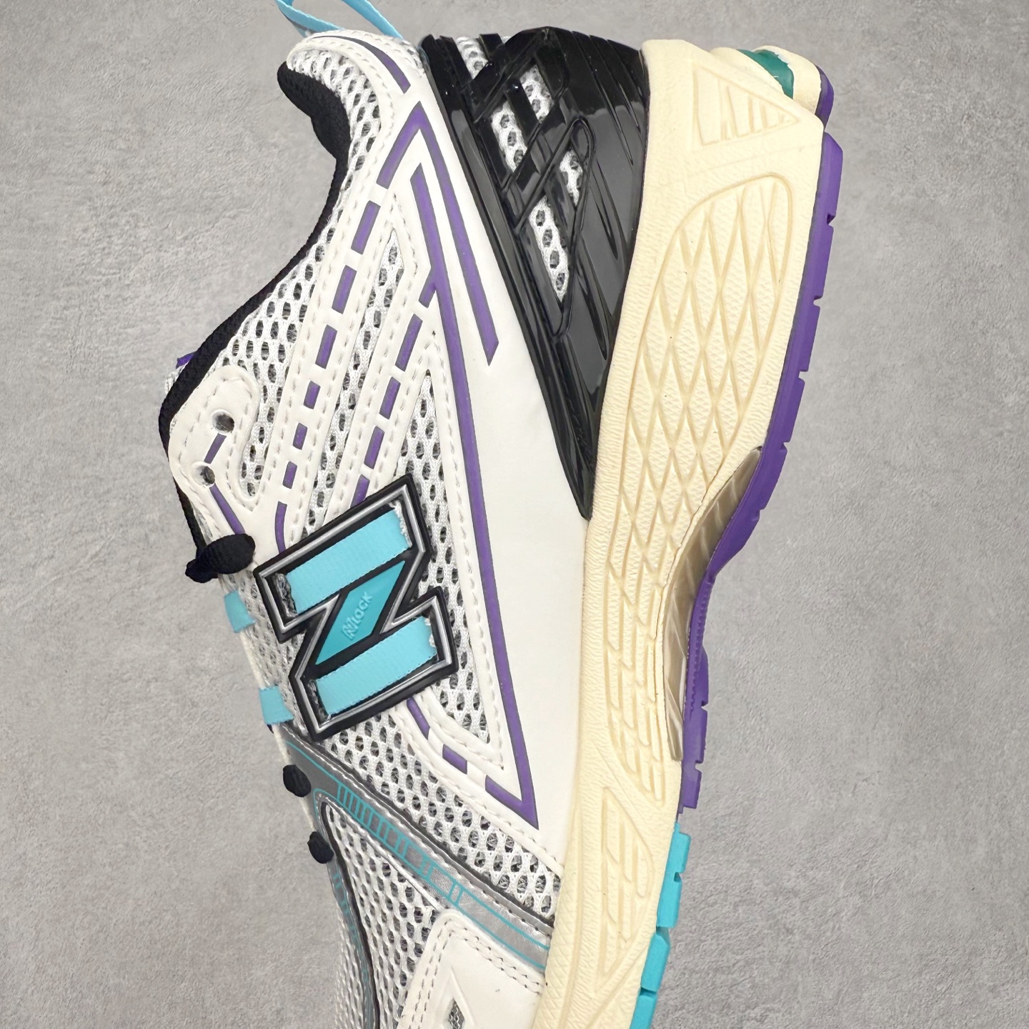 图片[7]-New Balance M1906R NB新百伦系列复古老爹风休闲运动慢跑鞋 日韩出口特供订单 全网最全配色 配套商长期套现长期补货 全新货品 正常出厂触屏不到的单价 超级跑量款 全套原楦原纸板原厂数据开发 进口三明治网面 原装进口翻毛皮料正确绒感卡色 正确中底拉帮中底网布细节 采用轻质牛剖革拼接透气网眼衬垫织物鞋面材质 T-Beam大底提供足步弓支撑 保持步态稳定 后跟搭载外露缓震胶 鞋身整体以各种深浅不一的灰色覆盖 鞋头以淡蓝色调装饰 网眼衬垫通过不规律的色块实现做旧的美感 泛黄的鞋底更是进一步增添了复古气息 尺码：36 37 37.5 38 38.5 39.5 40 40.5 41.5 42 42.5 43 44 45-选品中心