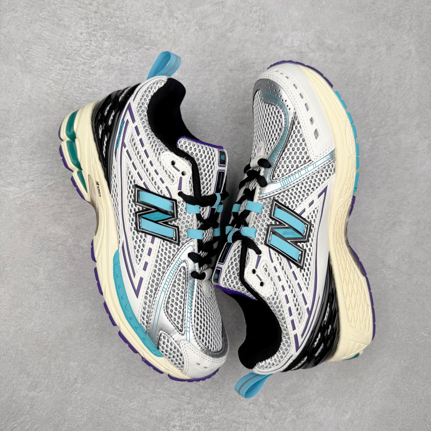 图片[3]-New Balance M1906R NB新百伦系列复古老爹风休闲运动慢跑鞋 日韩出口特供订单 全网最全配色 配套商长期套现长期补货 全新货品 正常出厂触屏不到的单价 超级跑量款 全套原楦原纸板原厂数据开发 进口三明治网面 原装进口翻毛皮料正确绒感卡色 正确中底拉帮中底网布细节 采用轻质牛剖革拼接透气网眼衬垫织物鞋面材质 T-Beam大底提供足步弓支撑 保持步态稳定 后跟搭载外露缓震胶 鞋身整体以各种深浅不一的灰色覆盖 鞋头以淡蓝色调装饰 网眼衬垫通过不规律的色块实现做旧的美感 泛黄的鞋底更是进一步增添了复古气息 尺码：36 37 37.5 38 38.5 39.5 40 40.5 41.5 42 42.5 43 44 45-选品中心