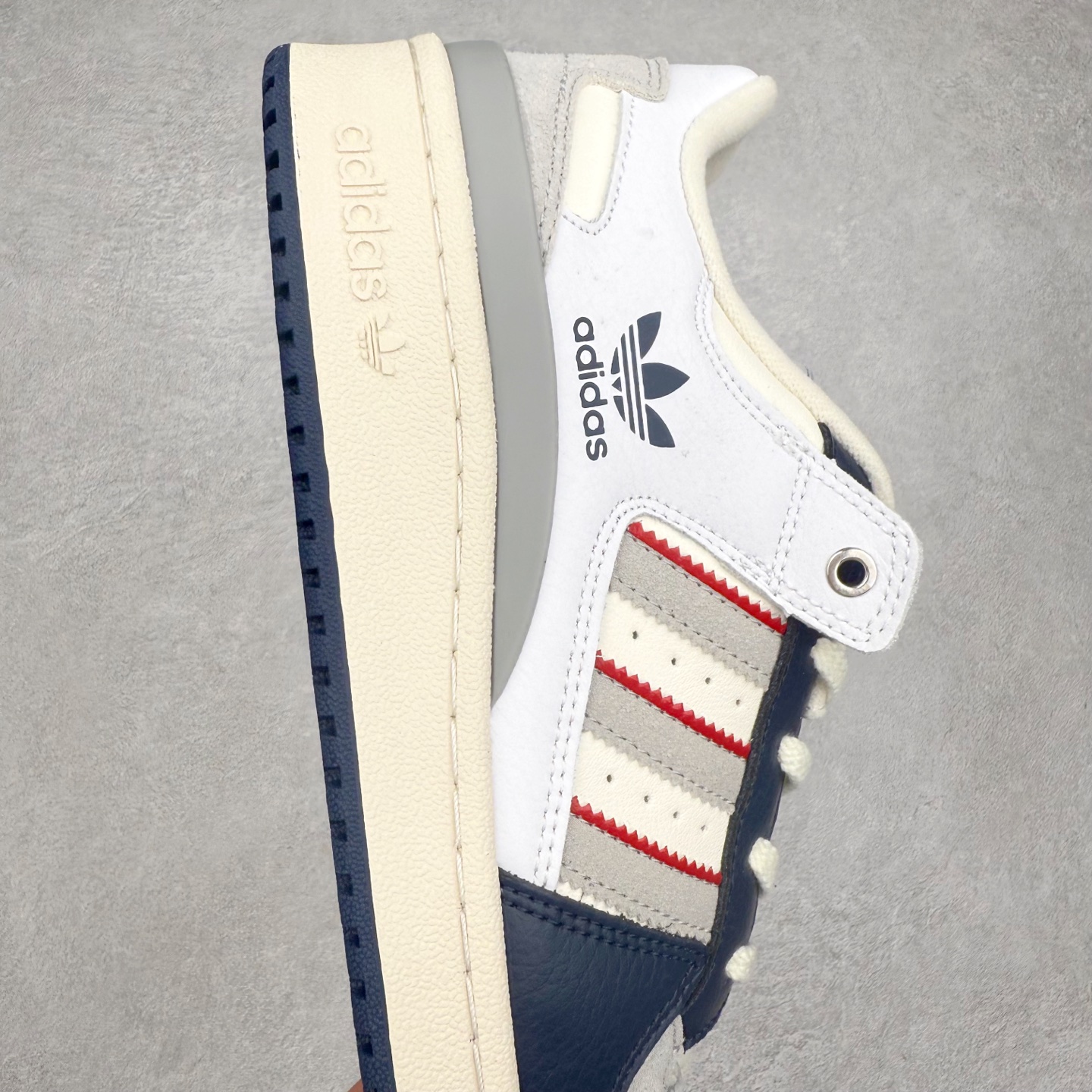 图片[6]-＃C版纯原 AD Forum 84 Low OG 低帮百搭潮流休闲运动板鞋 JP9967 以复古篮球鞋的外形为基础 采用皮革拼接 简约百搭 更加贴合舒适 中底内侧网格造型起到点睛之笔 外底橡胶 更显复古 尺码：36 36.5 37.5 38 38.5 39 40 40.5 41 42 42.5 43 44 44.5 45-选品中心