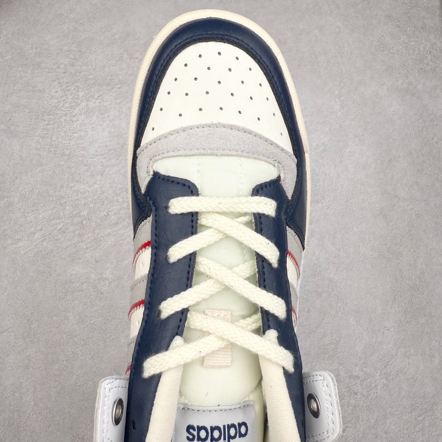 图片[4]-＃C版纯原 AD Forum 84 Low OG 低帮百搭潮流休闲运动板鞋 JP9967 以复古篮球鞋的外形为基础 采用皮革拼接 简约百搭 更加贴合舒适 中底内侧网格造型起到点睛之笔 外底橡胶 更显复古 尺码：36 36.5 37.5 38 38.5 39 40 40.5 41 42 42.5 43 44 44.5 45-选品中心