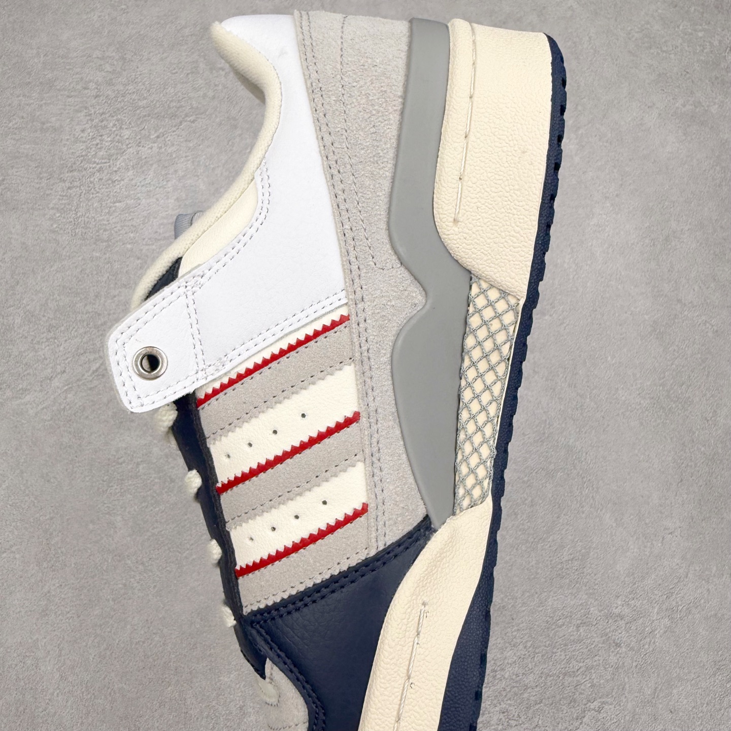 图片[7]-＃C版纯原 AD Forum 84 Low OG 低帮百搭潮流休闲运动板鞋 JP9967 以复古篮球鞋的外形为基础 采用皮革拼接 简约百搭 更加贴合舒适 中底内侧网格造型起到点睛之笔 外底橡胶 更显复古 尺码：36 36.5 37.5 38 38.5 39 40 40.5 41 42 42.5 43 44 44.5 45-选品中心