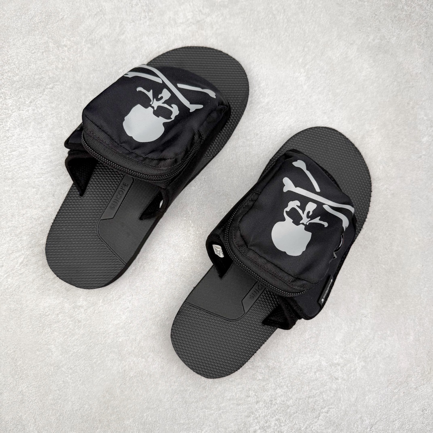 图片[3]-mastermind JAPAN x Suicoke MMJ联名骷髅标志刺绣露趾时尚凉拖 mastermind JAPAN 作为日本暗黑系街头品牌的代表，最近终于又出联名鞋了！ 此次携手 SUICOKE￼ 带来了黑色和卡其色两款配色。 采用魔术贴鞋面，可调节设计提供了舒适度。 鞋面安排有 3M 反光 mastermind JAPAN 骷髅图案，彰显联名身份。 大口袋设计增加了存储空间和视觉冲击力。 最后搭载有 SUICOKE 一贯的 Vibram 外底收尾，增强耐用性同时保证脚感。 夏日出街该穿哪双鞋，对潮流玩家来说是个问题，SUICOKE 与 mastermind JAPAN 合作带来的新品为各位提供了新选择。 实拍调校N版已经零色差零失真 百分百还原实物色彩所见即所得 不存在货不对板色差等低级问题 选购参考实物拍摄 不混卖不参货 只用心做好货严格选品 承诺混一赔十 尺码：36 36.5 37.5 38 38.5 39 40 40.5 41 42 42.5 43 44 44.5 45 46-选品中心