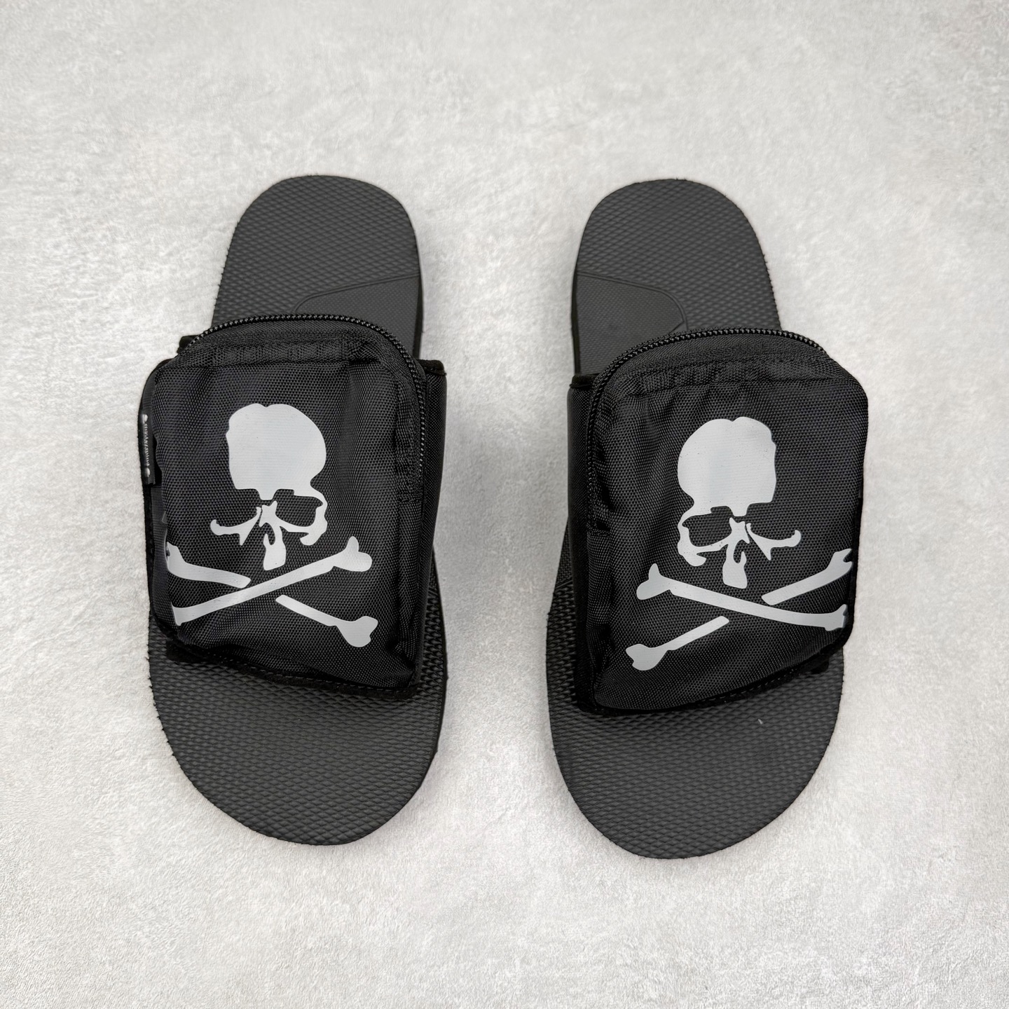 图片[2]-mastermind JAPAN x Suicoke MMJ联名骷髅标志刺绣露趾时尚凉拖 mastermind JAPAN 作为日本暗黑系街头品牌的代表，最近终于又出联名鞋了！ 此次携手 SUICOKE￼ 带来了黑色和卡其色两款配色。 采用魔术贴鞋面，可调节设计提供了舒适度。 鞋面安排有 3M 反光 mastermind JAPAN 骷髅图案，彰显联名身份。 大口袋设计增加了存储空间和视觉冲击力。 最后搭载有 SUICOKE 一贯的 Vibram 外底收尾，增强耐用性同时保证脚感。 夏日出街该穿哪双鞋，对潮流玩家来说是个问题，SUICOKE 与 mastermind JAPAN 合作带来的新品为各位提供了新选择。 实拍调校N版已经零色差零失真 百分百还原实物色彩所见即所得 不存在货不对板色差等低级问题 选购参考实物拍摄 不混卖不参货 只用心做好货严格选品 承诺混一赔十 尺码：36 36.5 37.5 38 38.5 39 40 40.5 41 42 42.5 43 44 44.5 45 46-选品中心