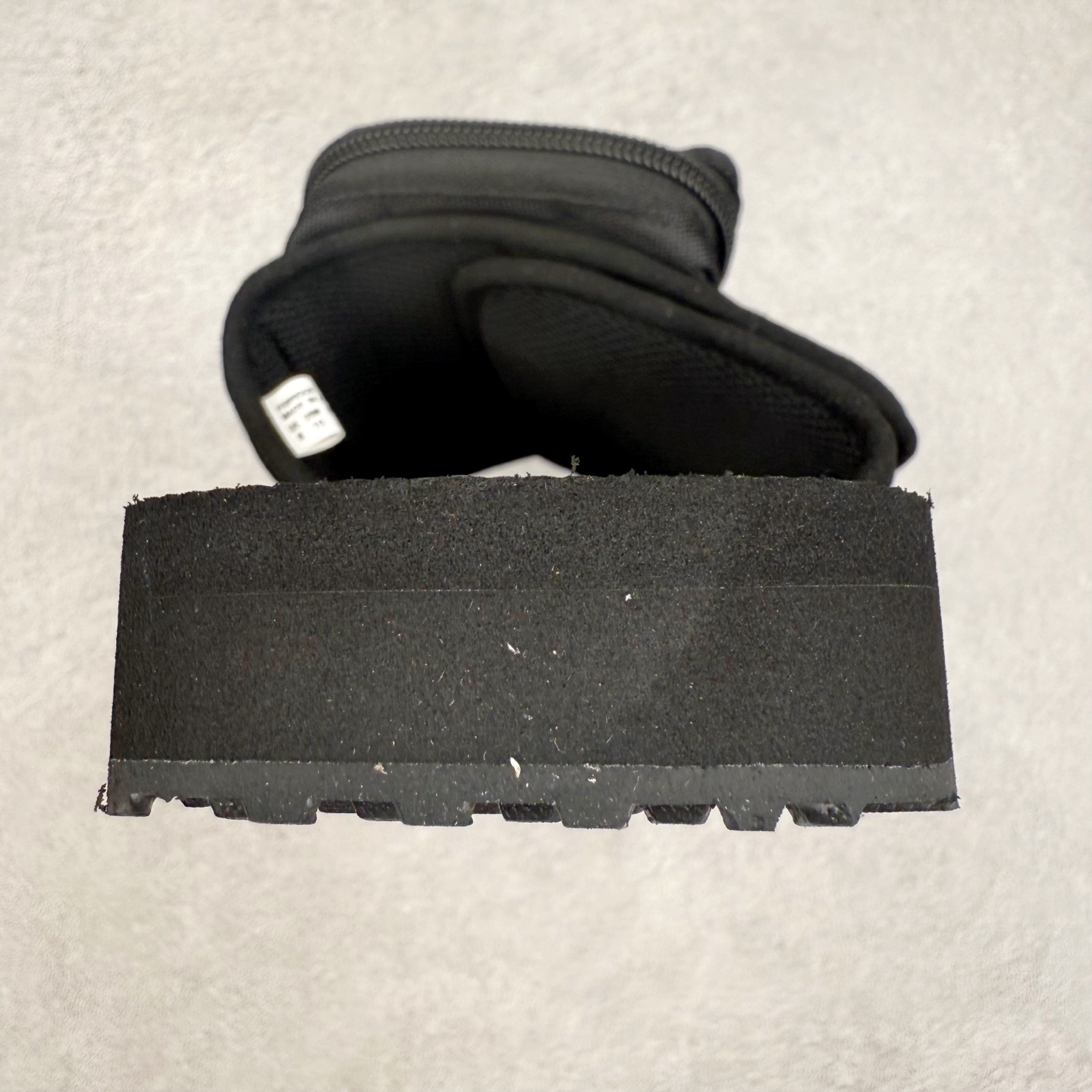 图片[8]-mastermind JAPAN x Suicoke MMJ联名骷髅标志刺绣露趾时尚凉拖 mastermind JAPAN 作为日本暗黑系街头品牌的代表，最近终于又出联名鞋了！ 此次携手 SUICOKE￼ 带来了黑色和卡其色两款配色。 采用魔术贴鞋面，可调节设计提供了舒适度。 鞋面安排有 3M 反光 mastermind JAPAN 骷髅图案，彰显联名身份。 大口袋设计增加了存储空间和视觉冲击力。 最后搭载有 SUICOKE 一贯的 Vibram 外底收尾，增强耐用性同时保证脚感。 夏日出街该穿哪双鞋，对潮流玩家来说是个问题，SUICOKE 与 mastermind JAPAN 合作带来的新品为各位提供了新选择。 实拍调校N版已经零色差零失真 百分百还原实物色彩所见即所得 不存在货不对板色差等低级问题 选购参考实物拍摄 不混卖不参货 只用心做好货严格选品 承诺混一赔十 尺码：36 36.5 37.5 38 38.5 39 40 40.5 41 42 42.5 43 44 44.5 45 46-选品中心