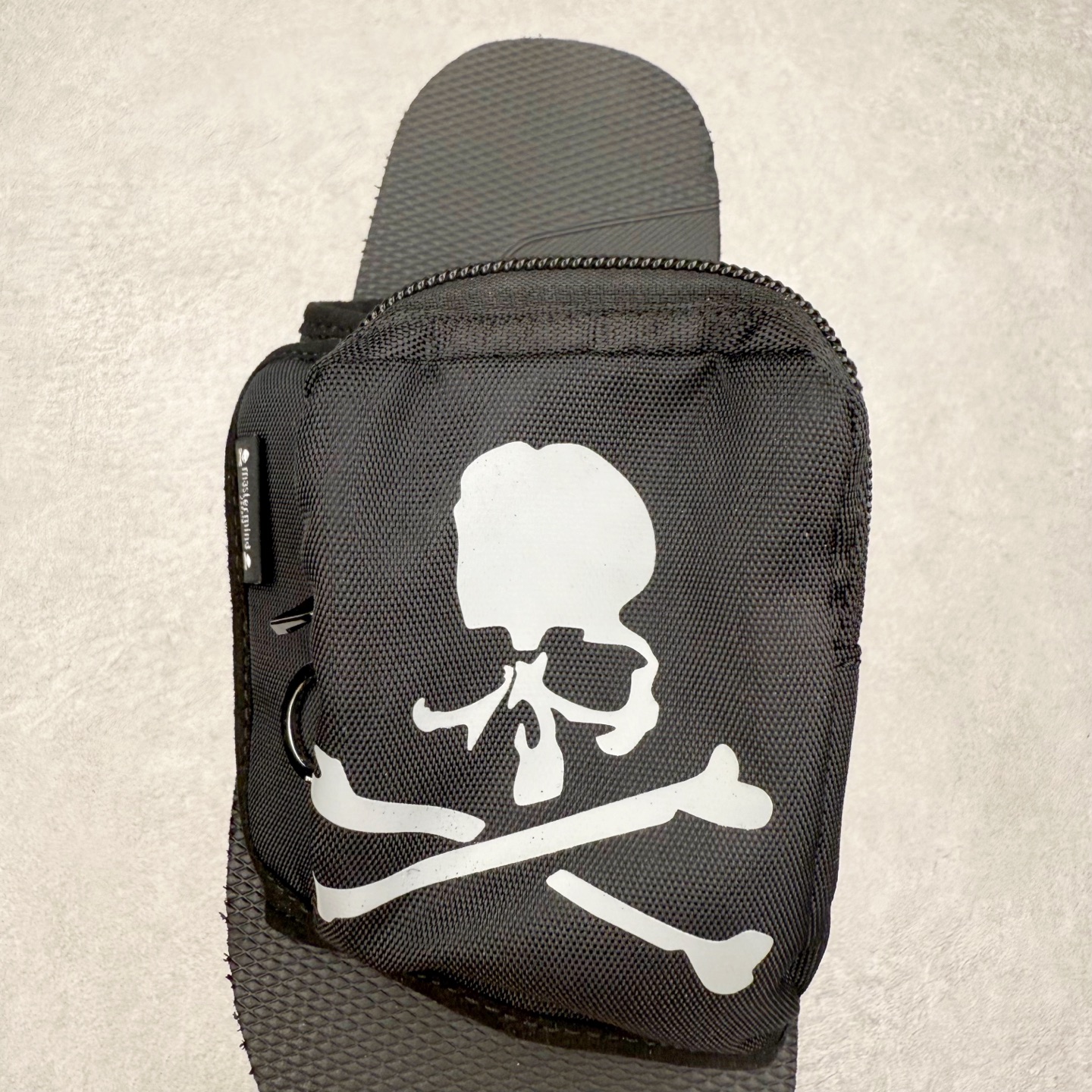 图片[5]-mastermind JAPAN x Suicoke MMJ联名骷髅标志刺绣露趾时尚凉拖 mastermind JAPAN 作为日本暗黑系街头品牌的代表，最近终于又出联名鞋了！ 此次携手 SUICOKE￼ 带来了黑色和卡其色两款配色。 采用魔术贴鞋面，可调节设计提供了舒适度。 鞋面安排有 3M 反光 mastermind JAPAN 骷髅图案，彰显联名身份。 大口袋设计增加了存储空间和视觉冲击力。 最后搭载有 SUICOKE 一贯的 Vibram 外底收尾，增强耐用性同时保证脚感。 夏日出街该穿哪双鞋，对潮流玩家来说是个问题，SUICOKE 与 mastermind JAPAN 合作带来的新品为各位提供了新选择。 实拍调校N版已经零色差零失真 百分百还原实物色彩所见即所得 不存在货不对板色差等低级问题 选购参考实物拍摄 不混卖不参货 只用心做好货严格选品 承诺混一赔十 尺码：36 36.5 37.5 38 38.5 39 40 40.5 41 42 42.5 43 44 44.5 45 46-选品中心