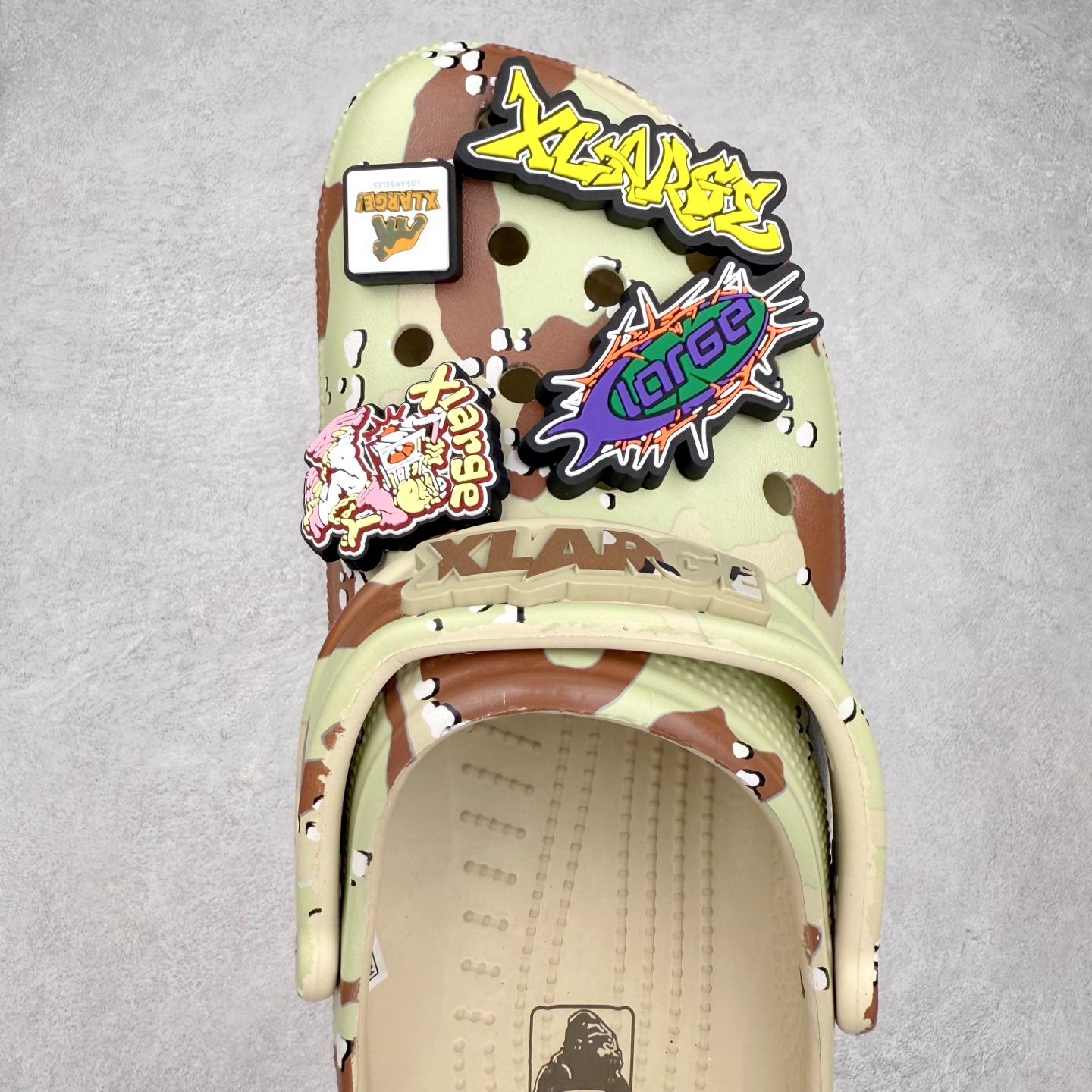 图片[4]-XLARGE x Crocs Classic Clog卡骆驰联名限定合作系列EVA经典一脚蹬包头洞洞鞋 男女同款 超轻Croslite专利材料打造 鞋面更加耐用易清洗 该鞋款轻盈舒适 2002年 经典克骆格诞生 秉承外形简单 穿着舒适的初衷 不断为消费者带来舒适的穿着体验 穿出“趣”味 鞋面洞洞可搭彰显个性的智必星 一鞋两穿 可调节式后跟带增添鞋身的稳固性能 放前面变成愜意舒适的凉拖 放后面行走跑跳更加稳妥 Croslite ™材料 封闭式细胞树脂 能够在体温作用下自动变形以适应脚部形状 涉水性优秀的同时易于清洁 抓地力强 不易打滑 Crocs的核心理念：轻便 灵活 全方位的舒适感 同步官方尺码：M4（36-37） M5（37-38）M6（38-39）M7（39-40）M8（41-42）M9（42-43）M10（43-44）M11（45-46）-选品中心