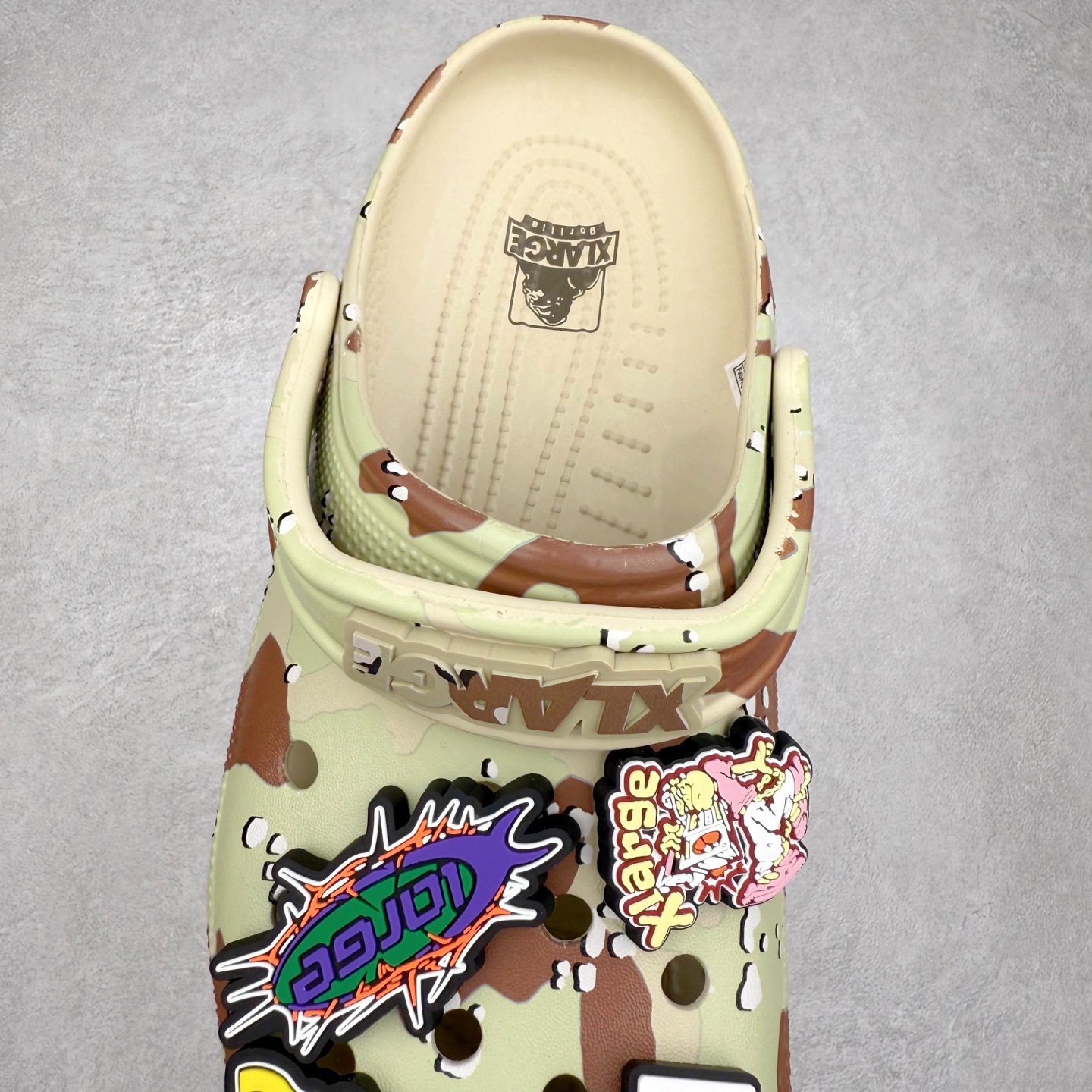 图片[5]-XLARGE x Crocs Classic Clog卡骆驰联名限定合作系列EVA经典一脚蹬包头洞洞鞋 男女同款 超轻Croslite专利材料打造 鞋面更加耐用易清洗 该鞋款轻盈舒适 2002年 经典克骆格诞生 秉承外形简单 穿着舒适的初衷 不断为消费者带来舒适的穿着体验 穿出“趣”味 鞋面洞洞可搭彰显个性的智必星 一鞋两穿 可调节式后跟带增添鞋身的稳固性能 放前面变成愜意舒适的凉拖 放后面行走跑跳更加稳妥 Croslite ™材料 封闭式细胞树脂 能够在体温作用下自动变形以适应脚部形状 涉水性优秀的同时易于清洁 抓地力强 不易打滑 Crocs的核心理念：轻便 灵活 全方位的舒适感 同步官方尺码：M4（36-37） M5（37-38）M6（38-39）M7（39-40）M8（41-42）M9（42-43）M10（43-44）M11（45-46）-选品中心