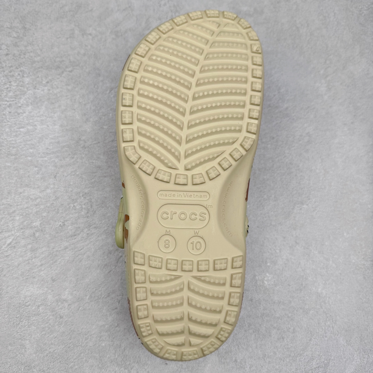 图片[9]-XLARGE x Crocs Classic Clog卡骆驰联名限定合作系列EVA经典一脚蹬包头洞洞鞋 男女同款 超轻Croslite专利材料打造 鞋面更加耐用易清洗 该鞋款轻盈舒适 2002年 经典克骆格诞生 秉承外形简单 穿着舒适的初衷 不断为消费者带来舒适的穿着体验 穿出“趣”味 鞋面洞洞可搭彰显个性的智必星 一鞋两穿 可调节式后跟带增添鞋身的稳固性能 放前面变成愜意舒适的凉拖 放后面行走跑跳更加稳妥 Croslite ™材料 封闭式细胞树脂 能够在体温作用下自动变形以适应脚部形状 涉水性优秀的同时易于清洁 抓地力强 不易打滑 Crocs的核心理念：轻便 灵活 全方位的舒适感 同步官方尺码：M4（36-37） M5（37-38）M6（38-39）M7（39-40）M8（41-42）M9（42-43）M10（43-44）M11（45-46）-选品中心