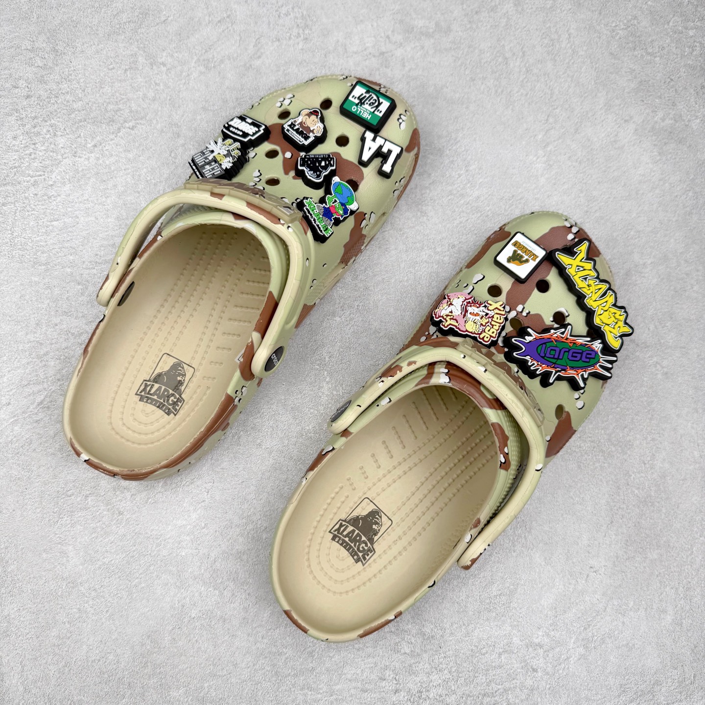 图片[3]-XLARGE x Crocs Classic Clog卡骆驰联名限定合作系列EVA经典一脚蹬包头洞洞鞋 男女同款 超轻Croslite专利材料打造 鞋面更加耐用易清洗 该鞋款轻盈舒适 2002年 经典克骆格诞生 秉承外形简单 穿着舒适的初衷 不断为消费者带来舒适的穿着体验 穿出“趣”味 鞋面洞洞可搭彰显个性的智必星 一鞋两穿 可调节式后跟带增添鞋身的稳固性能 放前面变成愜意舒适的凉拖 放后面行走跑跳更加稳妥 Croslite ™材料 封闭式细胞树脂 能够在体温作用下自动变形以适应脚部形状 涉水性优秀的同时易于清洁 抓地力强 不易打滑 Crocs的核心理念：轻便 灵活 全方位的舒适感 同步官方尺码：M4（36-37） M5（37-38）M6（38-39）M7（39-40）M8（41-42）M9（42-43）M10（43-44）M11（45-46）-选品中心