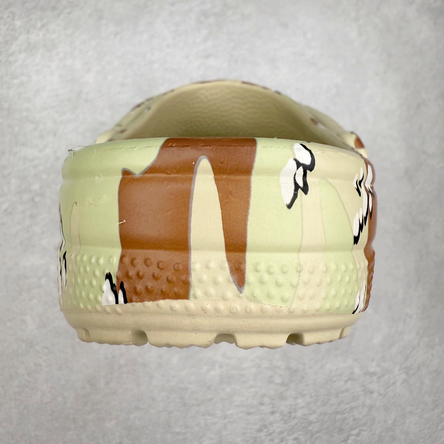 图片[8]-XLARGE x Crocs Classic Clog卡骆驰联名限定合作系列EVA经典一脚蹬包头洞洞鞋 男女同款 超轻Croslite专利材料打造 鞋面更加耐用易清洗 该鞋款轻盈舒适 2002年 经典克骆格诞生 秉承外形简单 穿着舒适的初衷 不断为消费者带来舒适的穿着体验 穿出“趣”味 鞋面洞洞可搭彰显个性的智必星 一鞋两穿 可调节式后跟带增添鞋身的稳固性能 放前面变成愜意舒适的凉拖 放后面行走跑跳更加稳妥 Croslite ™材料 封闭式细胞树脂 能够在体温作用下自动变形以适应脚部形状 涉水性优秀的同时易于清洁 抓地力强 不易打滑 Crocs的核心理念：轻便 灵活 全方位的舒适感 同步官方尺码：M4（36-37） M5（37-38）M6（38-39）M7（39-40）M8（41-42）M9（42-43）M10（43-44）M11（45-46）-选品中心