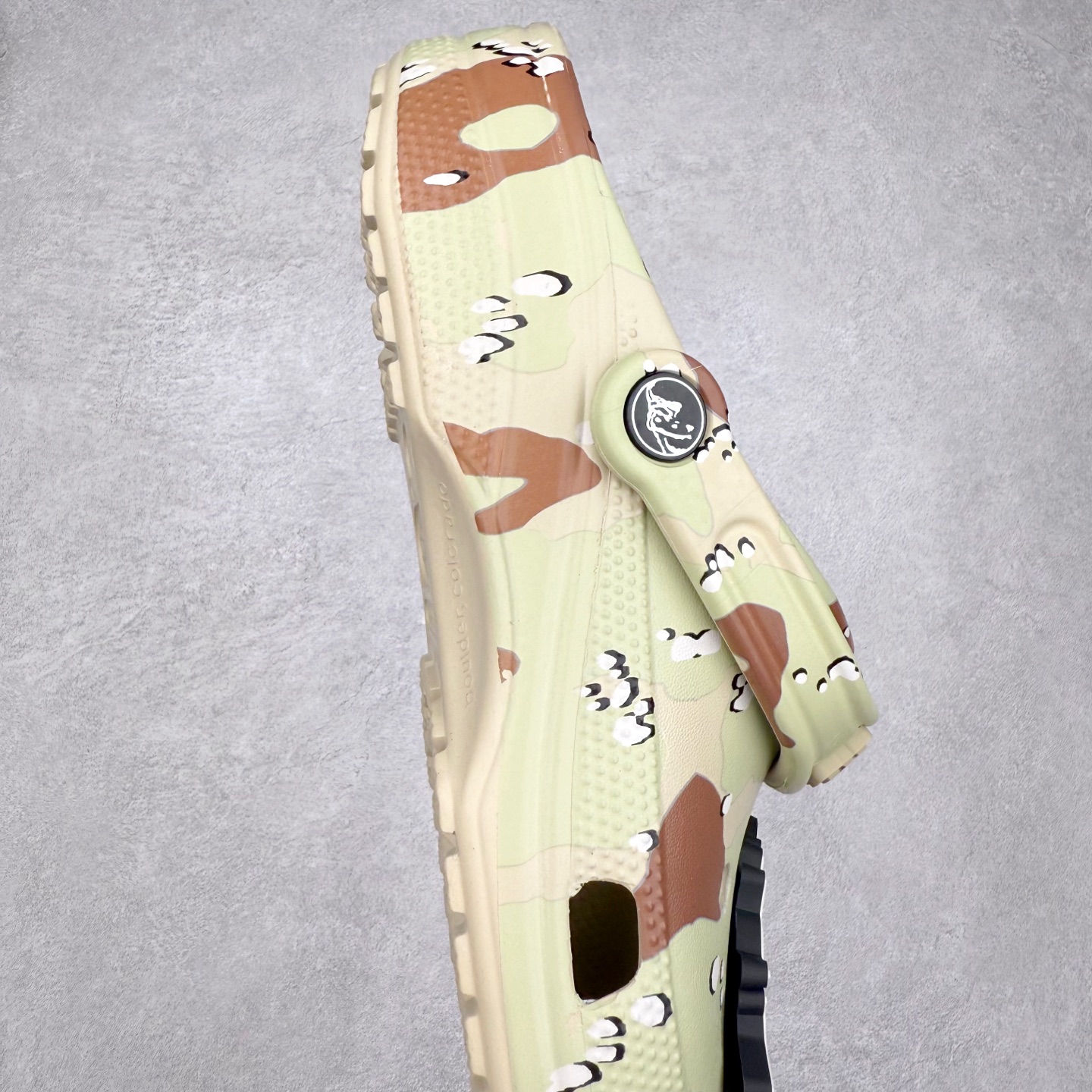 图片[6]-XLARGE x Crocs Classic Clog卡骆驰联名限定合作系列EVA经典一脚蹬包头洞洞鞋 男女同款 超轻Croslite专利材料打造 鞋面更加耐用易清洗 该鞋款轻盈舒适 2002年 经典克骆格诞生 秉承外形简单 穿着舒适的初衷 不断为消费者带来舒适的穿着体验 穿出“趣”味 鞋面洞洞可搭彰显个性的智必星 一鞋两穿 可调节式后跟带增添鞋身的稳固性能 放前面变成愜意舒适的凉拖 放后面行走跑跳更加稳妥 Croslite ™材料 封闭式细胞树脂 能够在体温作用下自动变形以适应脚部形状 涉水性优秀的同时易于清洁 抓地力强 不易打滑 Crocs的核心理念：轻便 灵活 全方位的舒适感 同步官方尺码：M4（36-37） M5（37-38）M6（38-39）M7（39-40）M8（41-42）M9（42-43）M10（43-44）M11（45-46）-选品中心