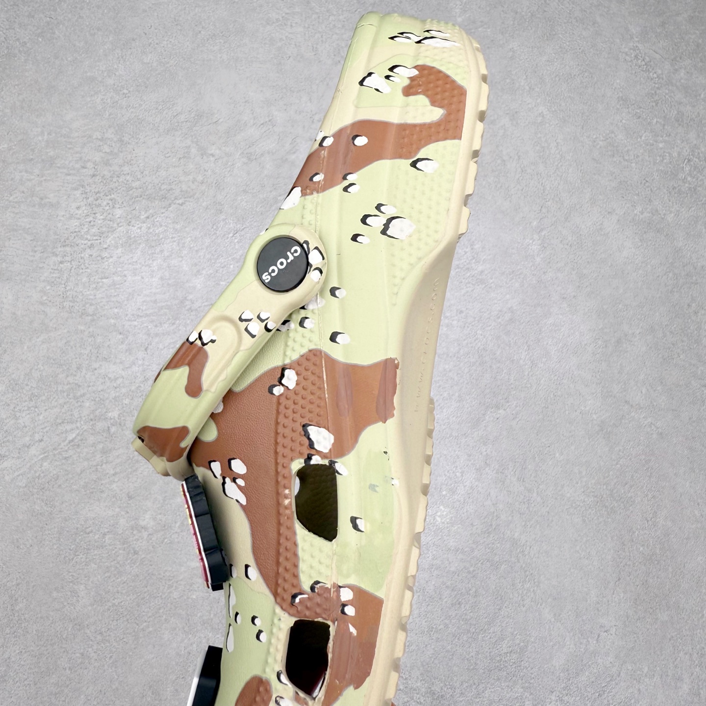 图片[7]-XLARGE x Crocs Classic Clog卡骆驰联名限定合作系列EVA经典一脚蹬包头洞洞鞋 男女同款 超轻Croslite专利材料打造 鞋面更加耐用易清洗 该鞋款轻盈舒适 2002年 经典克骆格诞生 秉承外形简单 穿着舒适的初衷 不断为消费者带来舒适的穿着体验 穿出“趣”味 鞋面洞洞可搭彰显个性的智必星 一鞋两穿 可调节式后跟带增添鞋身的稳固性能 放前面变成愜意舒适的凉拖 放后面行走跑跳更加稳妥 Croslite ™材料 封闭式细胞树脂 能够在体温作用下自动变形以适应脚部形状 涉水性优秀的同时易于清洁 抓地力强 不易打滑 Crocs的核心理念：轻便 灵活 全方位的舒适感 同步官方尺码：M4（36-37） M5（37-38）M6（38-39）M7（39-40）M8（41-42）M9（42-43）M10（43-44）M11（45-46）-选品中心