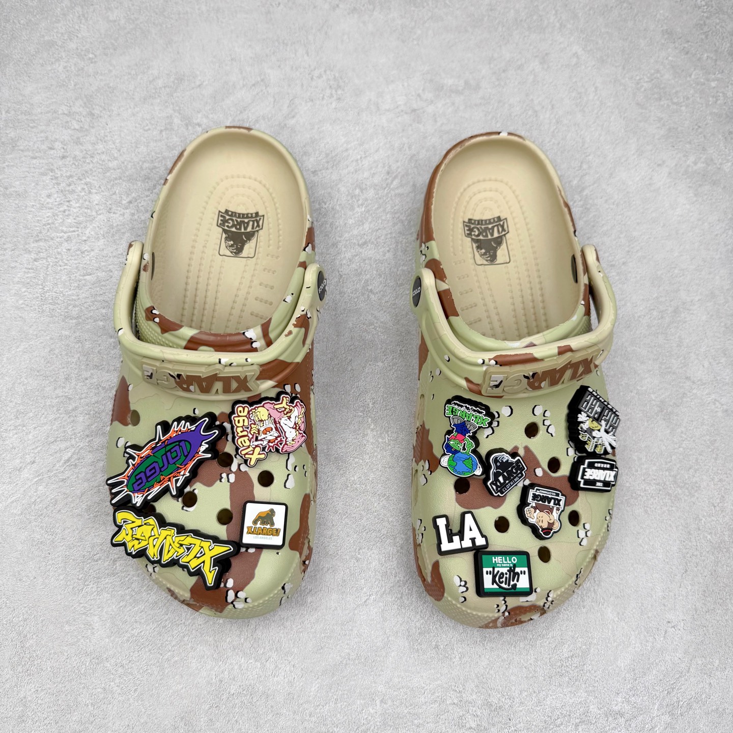 图片[2]-XLARGE x Crocs Classic Clog卡骆驰联名限定合作系列EVA经典一脚蹬包头洞洞鞋 男女同款 超轻Croslite专利材料打造 鞋面更加耐用易清洗 该鞋款轻盈舒适 2002年 经典克骆格诞生 秉承外形简单 穿着舒适的初衷 不断为消费者带来舒适的穿着体验 穿出“趣”味 鞋面洞洞可搭彰显个性的智必星 一鞋两穿 可调节式后跟带增添鞋身的稳固性能 放前面变成愜意舒适的凉拖 放后面行走跑跳更加稳妥 Croslite ™材料 封闭式细胞树脂 能够在体温作用下自动变形以适应脚部形状 涉水性优秀的同时易于清洁 抓地力强 不易打滑 Crocs的核心理念：轻便 灵活 全方位的舒适感 同步官方尺码：M4（36-37） M5（37-38）M6（38-39）M7（39-40）M8（41-42）M9（42-43）M10（43-44）M11（45-46）-选品中心