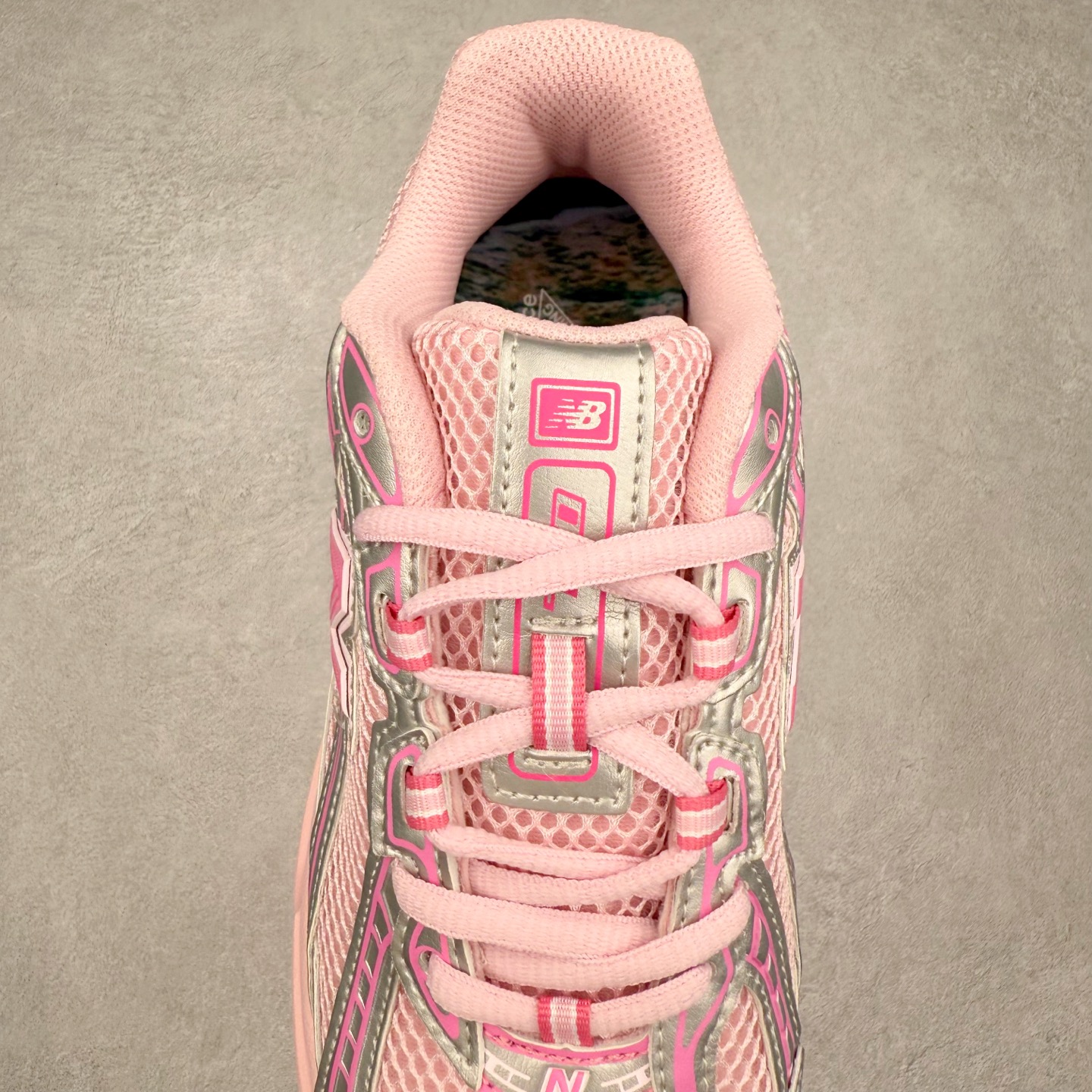 图片[5]-＃DT纯原 New Balance MR740 NB新百伦系列复古老爹风休闲运动慢跑鞋 采用轻质牛剖革拼接透气网眼衬垫织物鞋面材质 T-Beam大底提供足步弓支撑 保持步态稳定#后跟搭载外露缓震胶 鞋身整体以各种深浅不一的灰色覆盖 鞋头以淡蓝色调装饰，网眼衬垫通过不规律的色块实现做旧的美感 泛黄的鞋底更是进一步增添了复古气息 尺码：36 37 37.5 38 38.5 39.5 40 40.5 41.5 42 42.5 43 44 44.5 45-选品中心