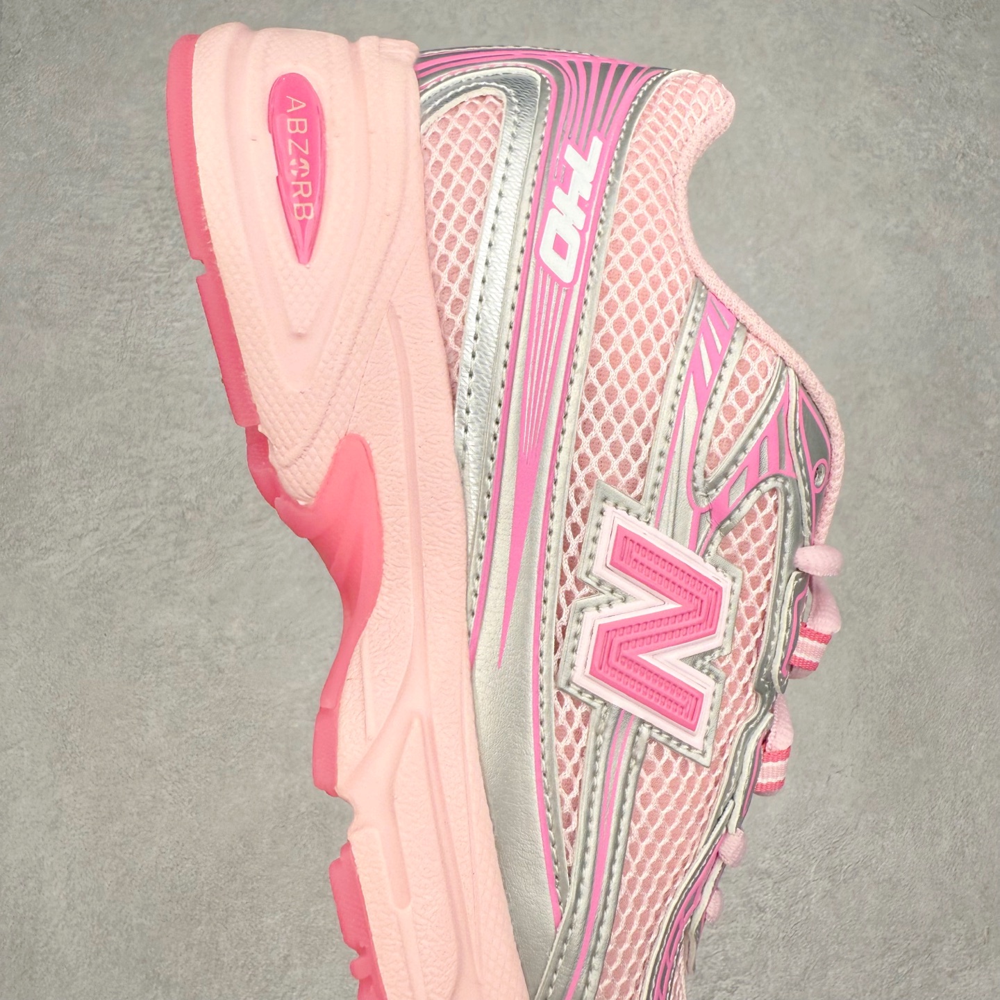 图片[6]-＃DT纯原 New Balance MR740 NB新百伦系列复古老爹风休闲运动慢跑鞋 采用轻质牛剖革拼接透气网眼衬垫织物鞋面材质 T-Beam大底提供足步弓支撑 保持步态稳定#后跟搭载外露缓震胶 鞋身整体以各种深浅不一的灰色覆盖 鞋头以淡蓝色调装饰，网眼衬垫通过不规律的色块实现做旧的美感 泛黄的鞋底更是进一步增添了复古气息 尺码：36 37 37.5 38 38.5 39.5 40 40.5 41.5 42 42.5 43 44 44.5 45-选品中心