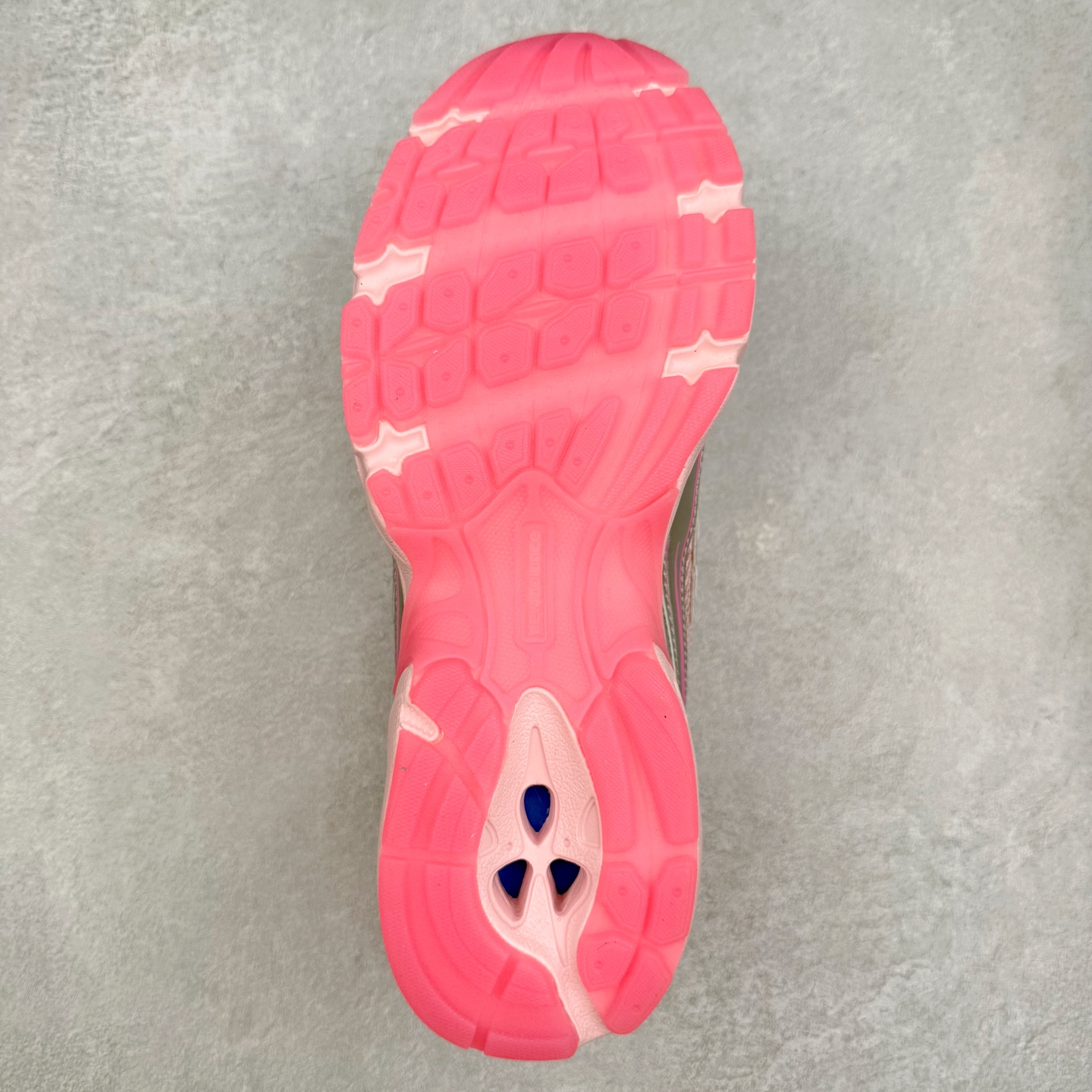 图片[9]-＃DT纯原 New Balance MR740 NB新百伦系列复古老爹风休闲运动慢跑鞋 采用轻质牛剖革拼接透气网眼衬垫织物鞋面材质 T-Beam大底提供足步弓支撑 保持步态稳定#后跟搭载外露缓震胶 鞋身整体以各种深浅不一的灰色覆盖 鞋头以淡蓝色调装饰，网眼衬垫通过不规律的色块实现做旧的美感 泛黄的鞋底更是进一步增添了复古气息 尺码：36 37 37.5 38 38.5 39.5 40 40.5 41.5 42 42.5 43 44 44.5 45-选品中心