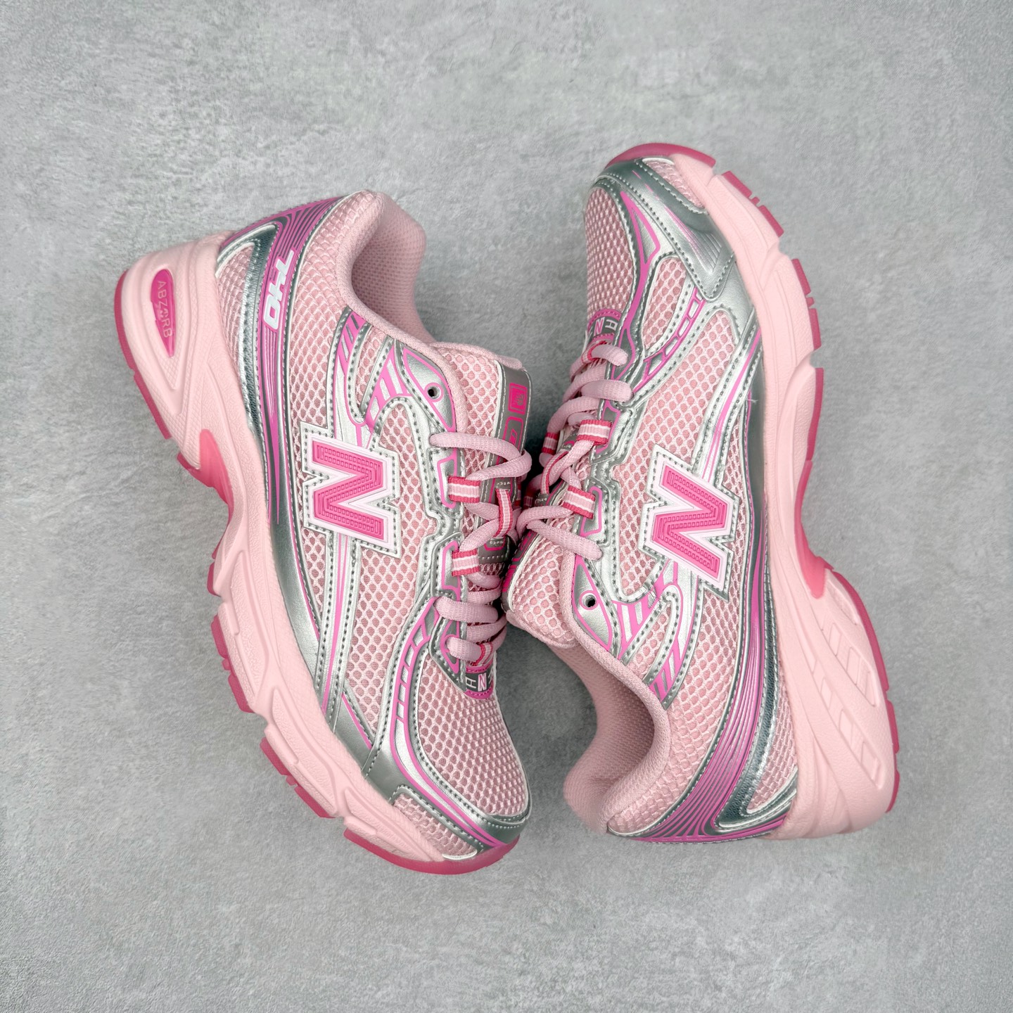 图片[3]-＃DT纯原 New Balance MR740 NB新百伦系列复古老爹风休闲运动慢跑鞋 采用轻质牛剖革拼接透气网眼衬垫织物鞋面材质 T-Beam大底提供足步弓支撑 保持步态稳定#后跟搭载外露缓震胶 鞋身整体以各种深浅不一的灰色覆盖 鞋头以淡蓝色调装饰，网眼衬垫通过不规律的色块实现做旧的美感 泛黄的鞋底更是进一步增添了复古气息 尺码：36 37 37.5 38 38.5 39.5 40 40.5 41.5 42 42.5 43 44 44.5 45-选品中心