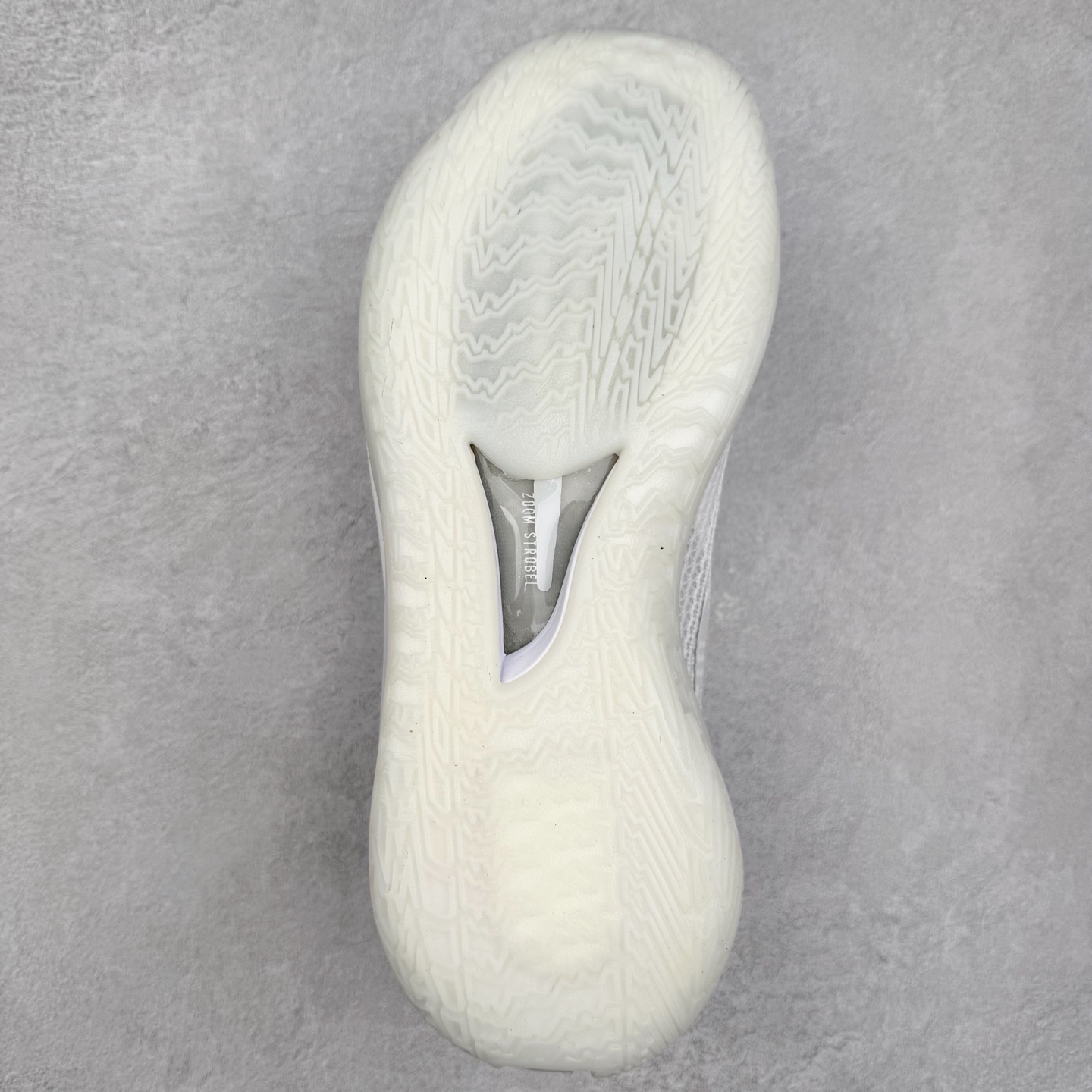 图片[9]-NK AIR ZOOM G.T. CUT 实战篮球鞋 CZ0175-102 鞋身整体以多色拼接为主 全掌REACT+ZOOM STROBEL+后跟ZOOM 离地面更近的设计提供更快的反应速度 轻质双层网质鞋面 鞋面部分区域加强提供更好的控制力 低密度材料制成的鞋舌轻质舒适 后跟处分别配有“GT”字样和全新的鞋款系列Logo 男女鞋 尺码：36 36.5 37.5 38 38.5 39 40 40.5 41 42 42.5 43 44 44.5 45 46-选品中心