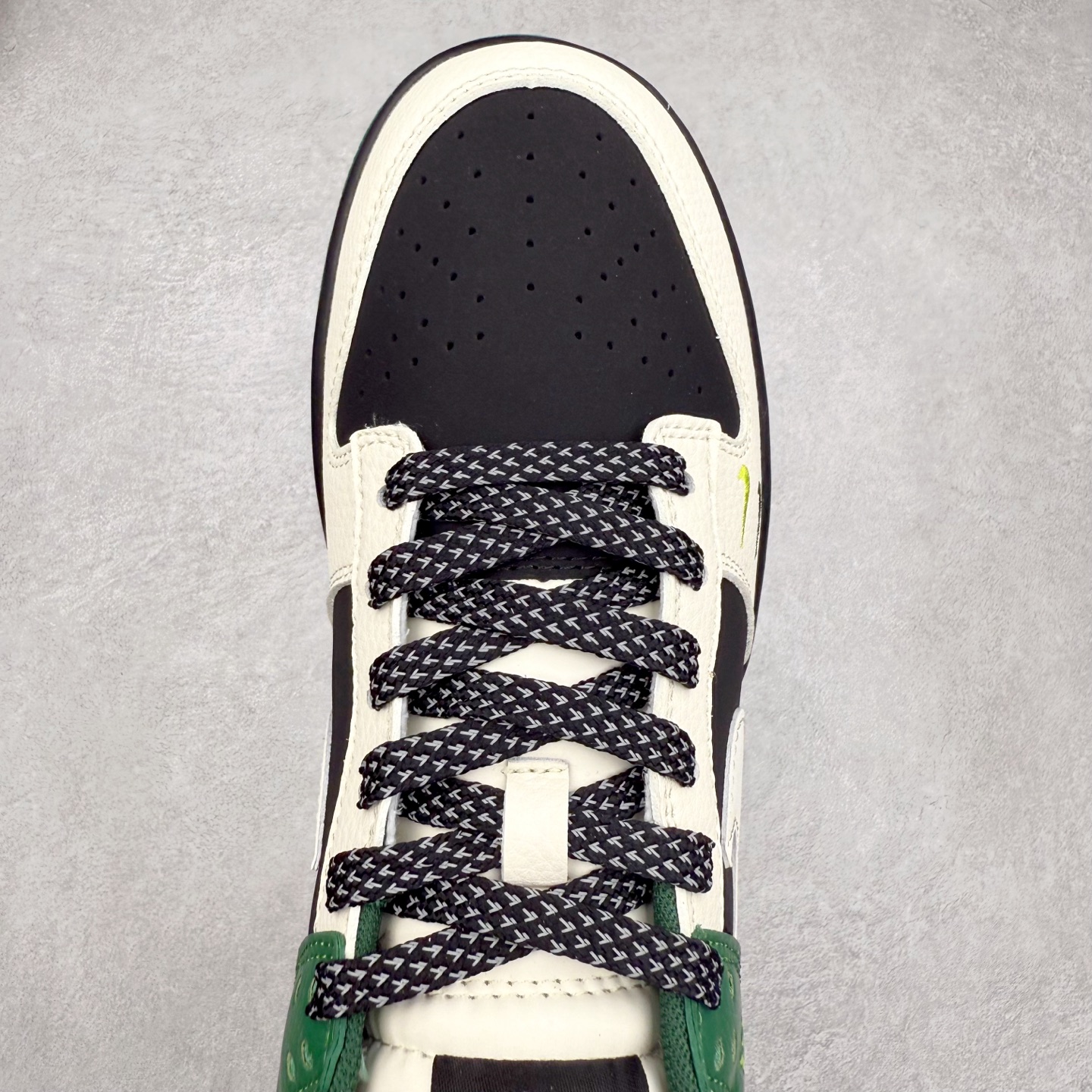 图片[4]-NK Dunk Low 定制配色 QW5836-015 大厂出品 极力推荐 原装头层材料 独家版型蒸餾加工帶來的是更好的视觉和脚感体验大厂纯原品质出货 清洁度 电绣工艺 皮料切割干净无任何毛边 细节完美 实拍调校N版已经零色差零失真 百分百还原实物色彩所见即所得 不存在货不对板色差等低级问题 选购参考实物拍摄 不混卖不参货 只用心做好货严格选品 承诺混一赔十 尺码：36 36.5 37.5 38 38.5 39 40 40.5 41 42 42.5 43 44 44.5 45-选品中心