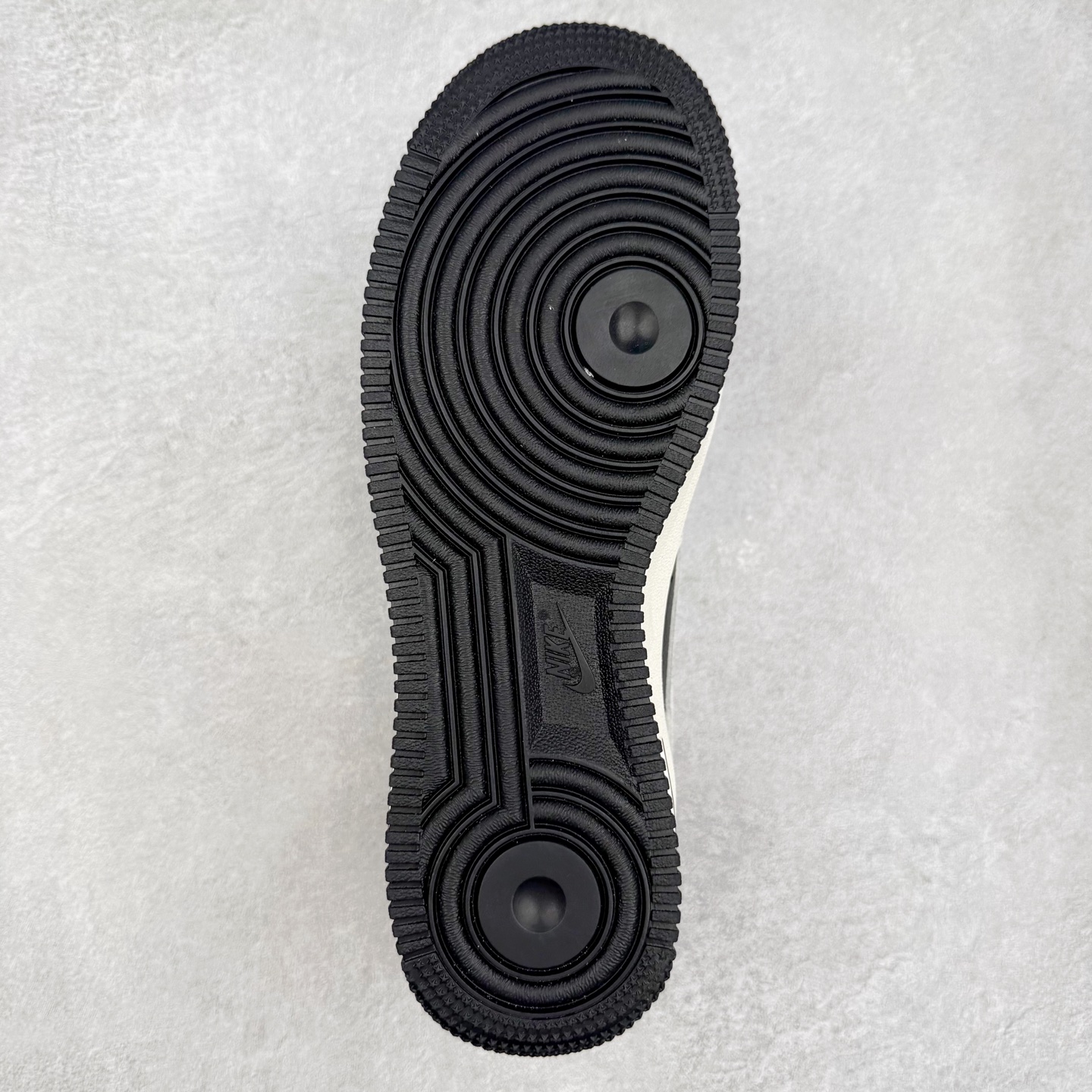 图片[9]-NK Air Force 1´07 Low 空军一号低帮百搭休闲运动板鞋 KJ1688-008 柔软、弹性十足的缓震性能和出色的中底设计 横跨复古与现代的外型结合 造就出风靡全球 三十多年的Force 1 直到今天还深受青睐 实拍调校N版已经零色差零失真 百分百还原实物色彩所见即所得 不存在货不对板色差等低级问题 选购参考实物拍摄 不混卖不参货 只用心做好货严格选品 承诺混一赔十 尺码：36 36.5 37.5 38 38.5 39 40 40.5 41 42 42.5 43 44 44.5 45-选品中心